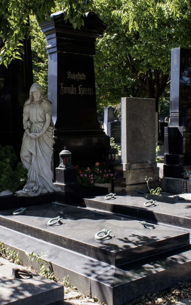 Tatort Friedhof: Wie eine Gruft-Bande 240 Gräber leer räumte