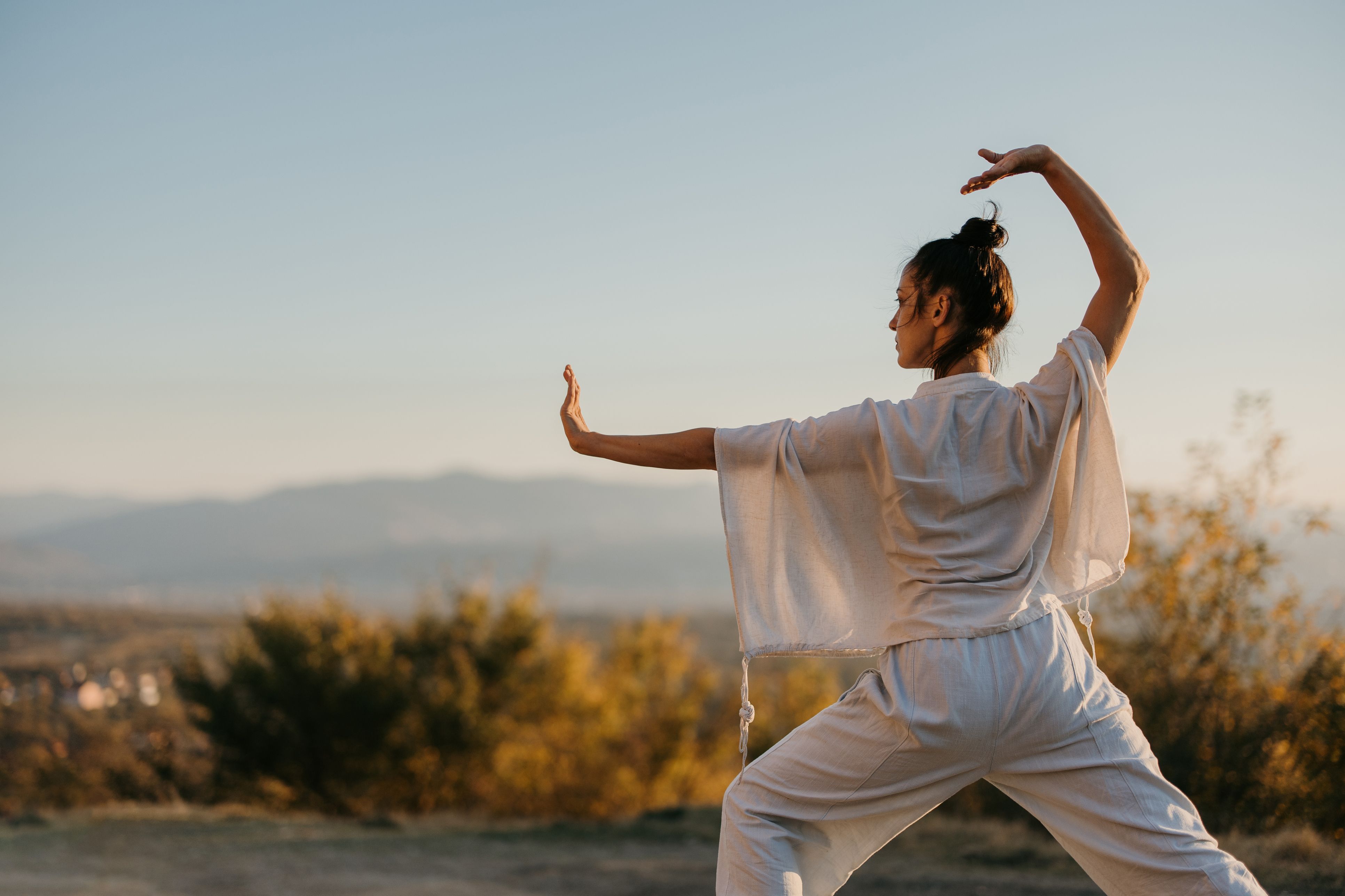 Tai-Chi: Die langsamen, kontrollierten Bewegungen stärken Gleichgewicht, Beweglichkeit und Körpergefühl.