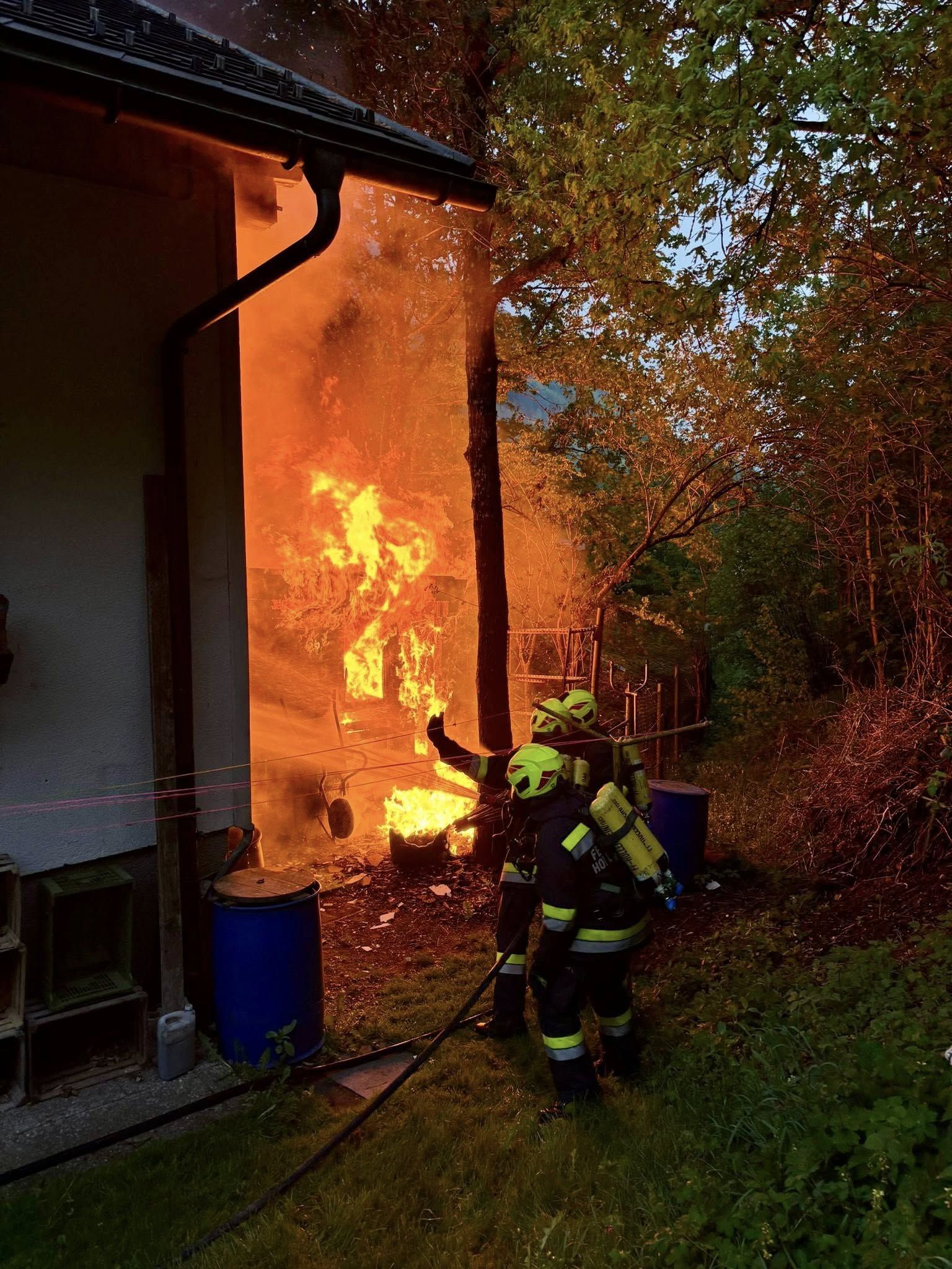 Die Hütte stand in Vollbrand, als die Feuerwehr am Einsatzort ankam.