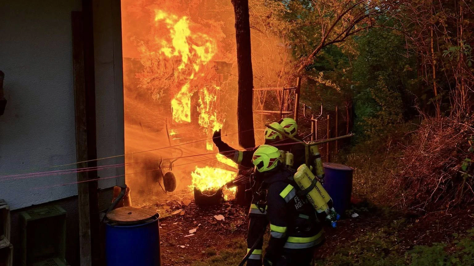 Die Hütte stand in Vollbrand, als die Feuerwehr am Einsatzort ankam.