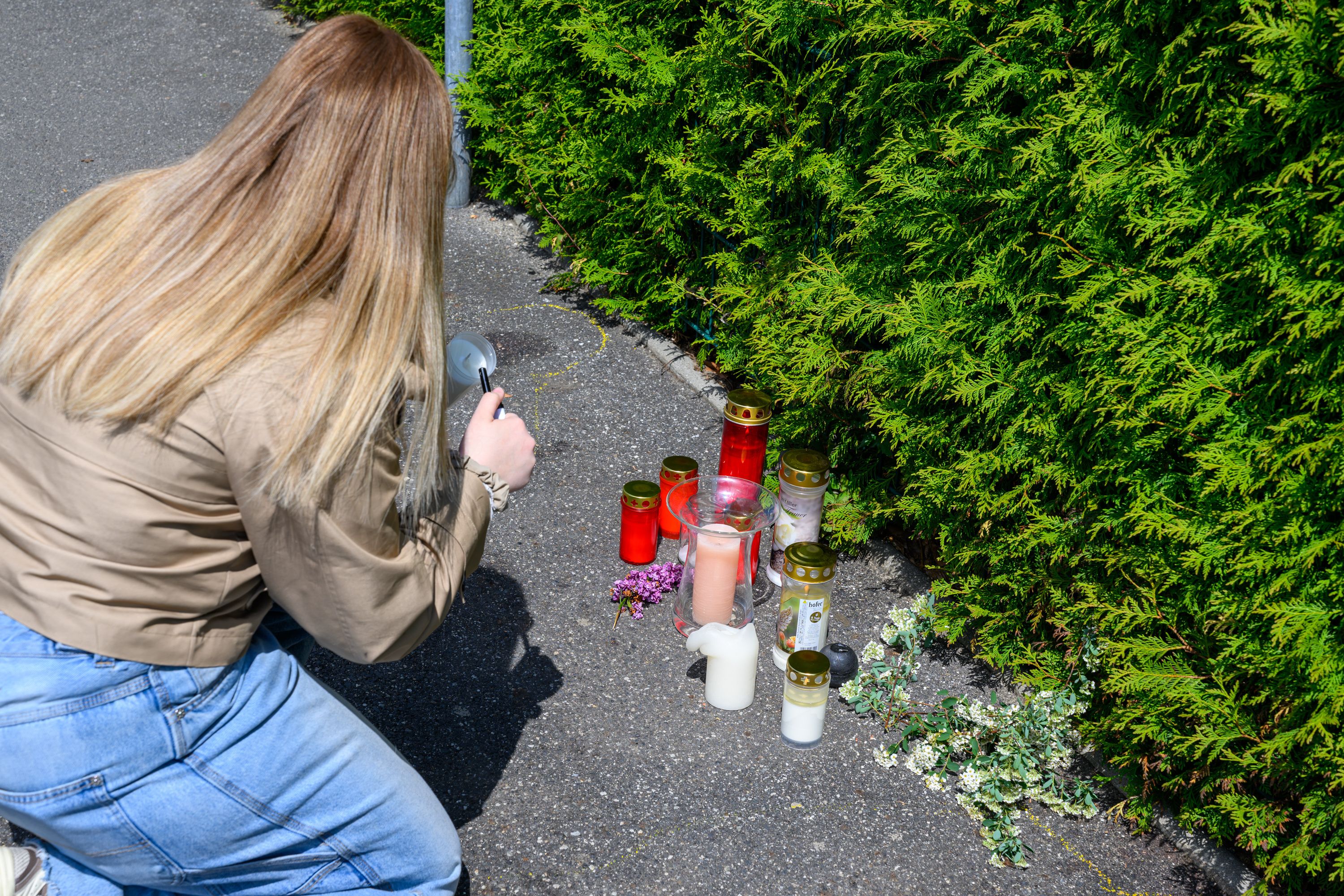Am Tatort wurden inzwischen Kerzen und Blumen abgelegt.