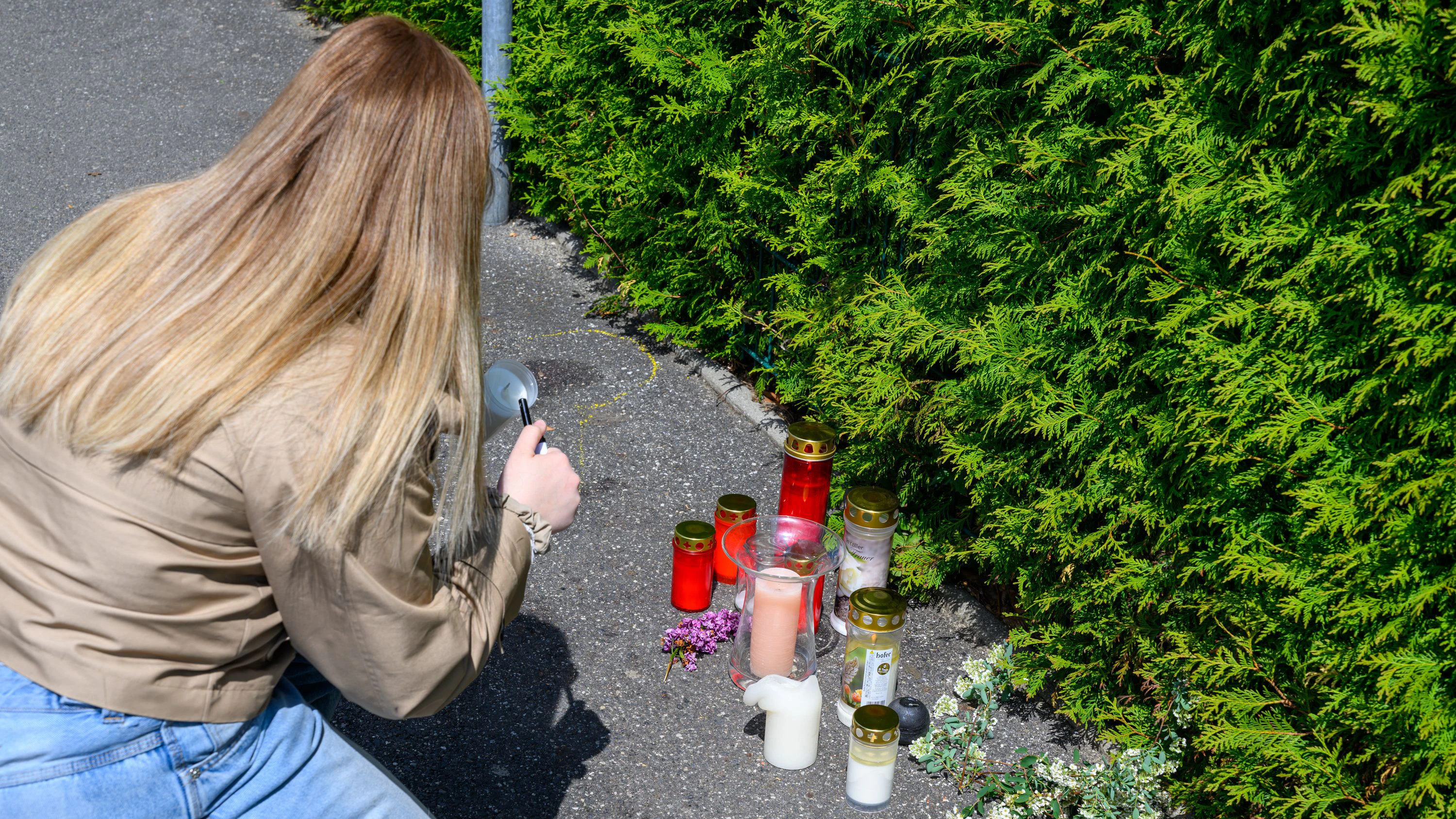 Am Tatort wurden inzwischen Kerzen und Blumen abgelegt.