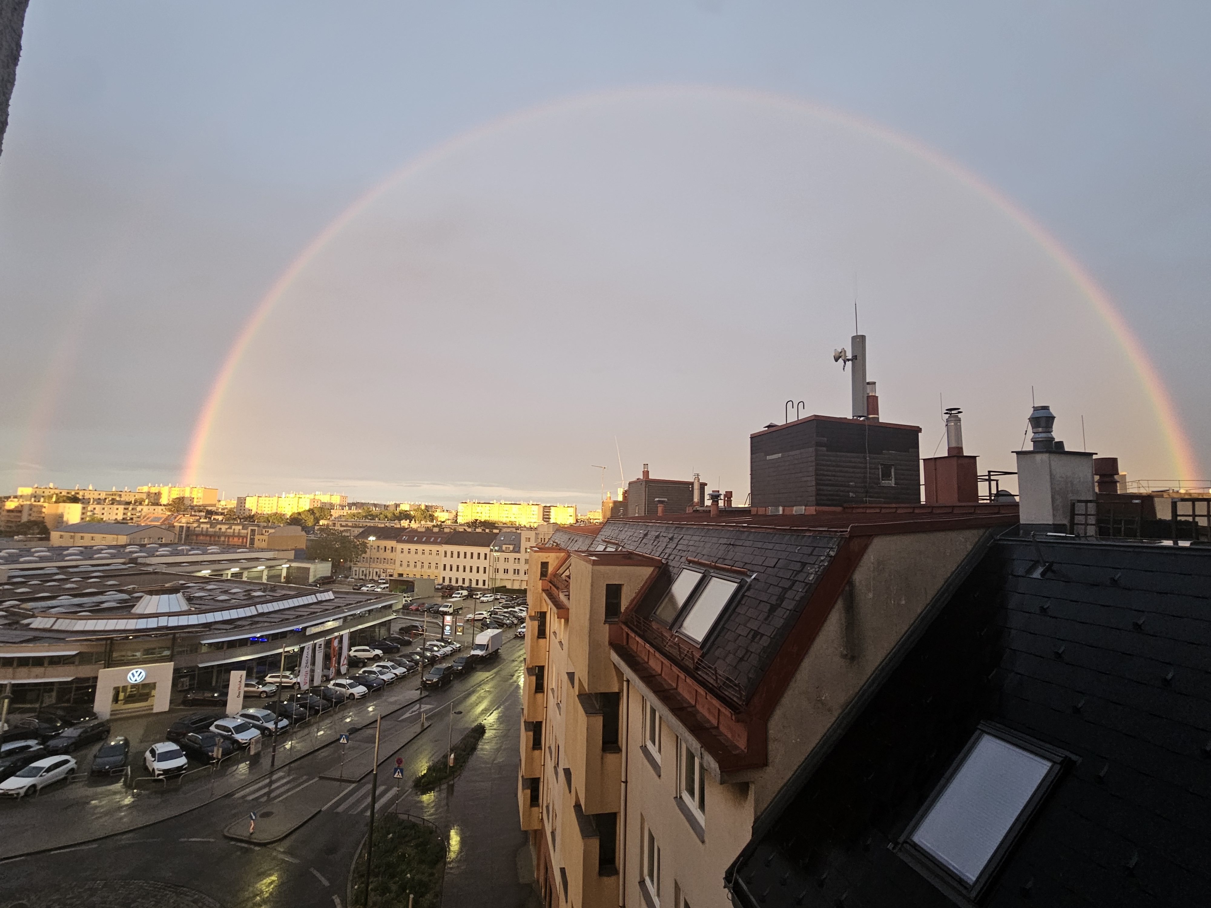 Der Regenbogen sorgte in der österreichischen Hauptstadt für atemberaubende Fotos.