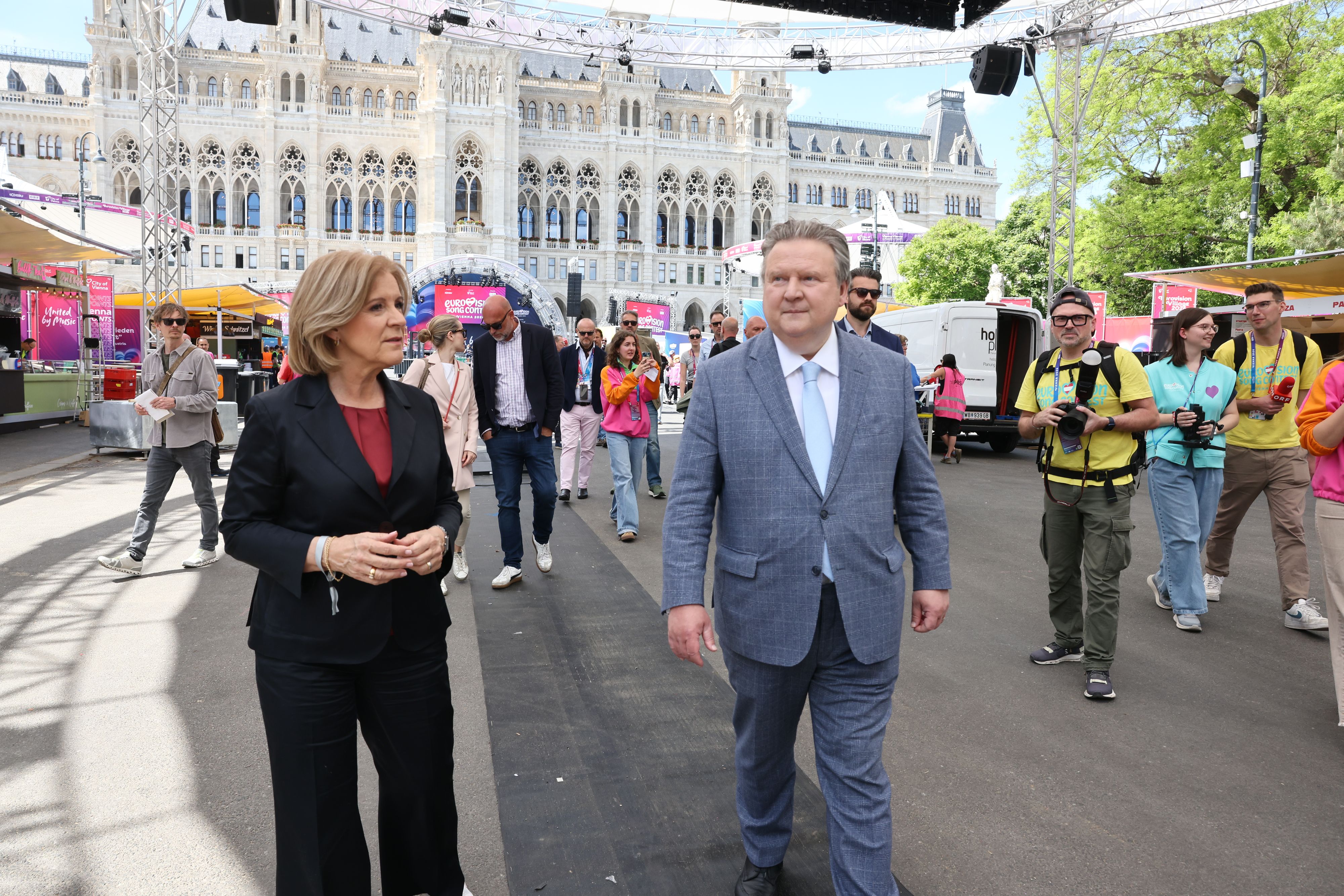 Bürgermeister Michael Ludwig (SP) und ORF-Chefin Ingrid Thurnher am ESC-Village.