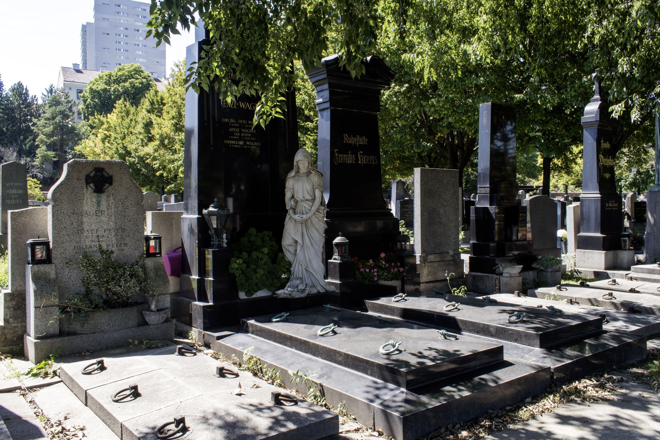 Heute.at - Tatort Friedhof: Wie Gruft-Bande 240 Gräber leer räumte