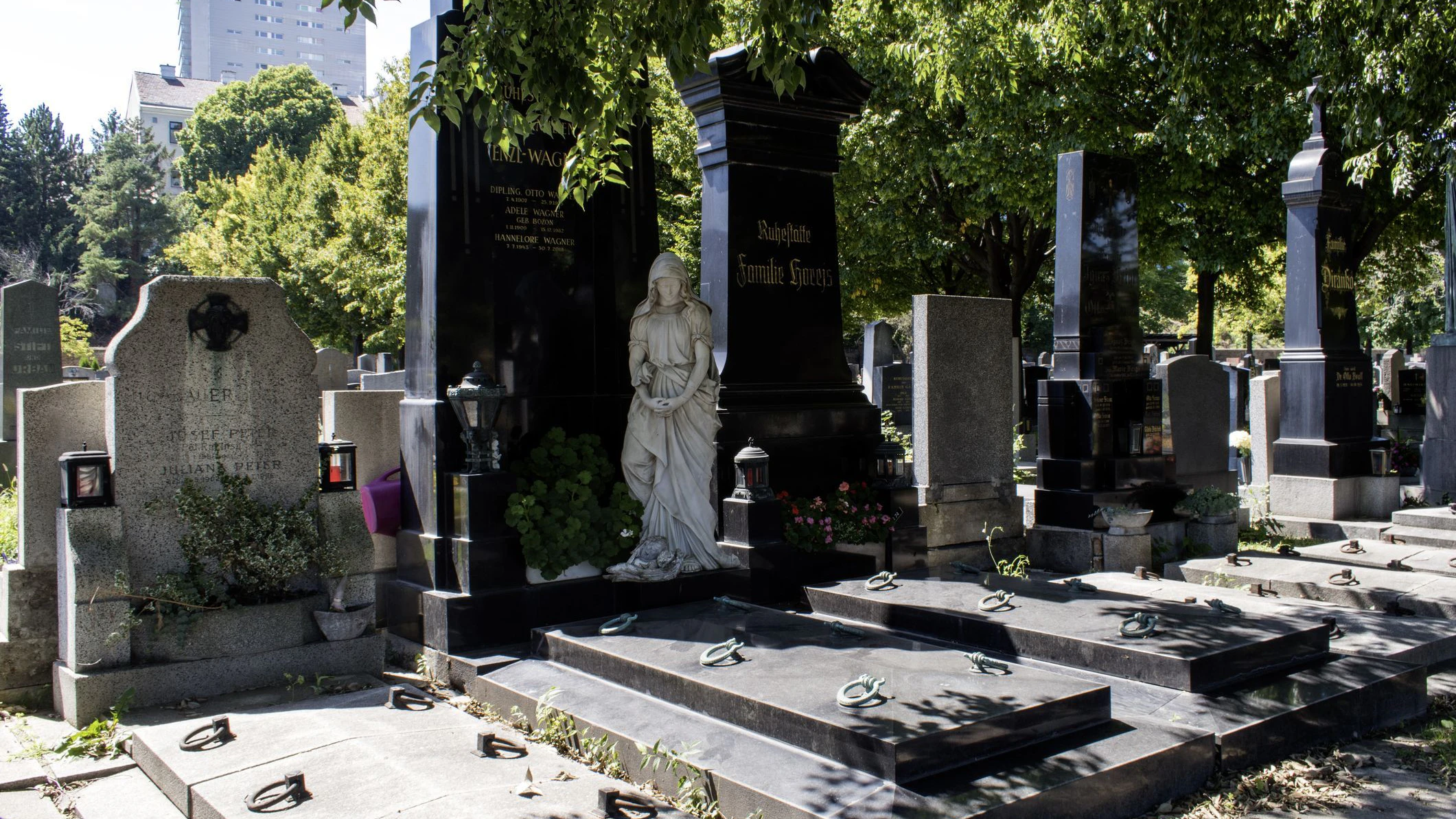 Heute.at - Tatort Friedhof: Wie Gruft-Bande 240 Gräber leer räumte