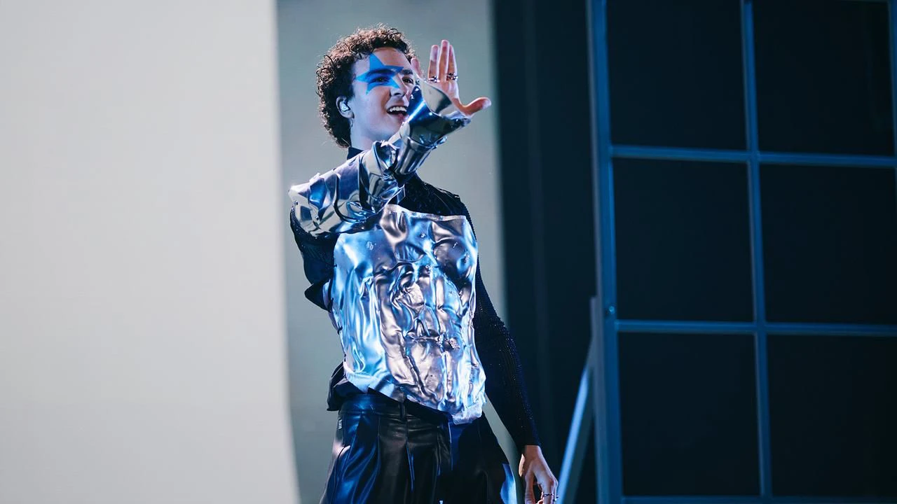 COSMÓ zeigt mit „TANZSCHEIN“ eine visuelle Reise durch die Club-Geschichte - Erste Probe auf der großen ESC-Bühne am 7. Mai absolviert - Ein großer Meilenstein für COSMÓ auf seinem Weg zum 70. Eurovision Song Contest wurde gestern, am 7. Mai 2026, geschafft – COSMÓ absolvierte seine erste Probe auf der großen ESC-Bühne in der Wiener Stadthalle. Die Inszenierung – zwischen pulsierendem Club-Erlebnis, eindrucksvollen Tiermasken und Club-Outfits aus verschiedenen Musikjahrzehnten – nimmt erstmals Gestalt auf der ESC-Bühne an. Das Creative-Team rund um Dan Shipton und Ross Nicholson steht hinter dem Konzept der Bühnenshow, die eine Reise durch die Club-Geschichte erzählt. Das Styling-Team Adi Lozancic und Timo Reitbauer visualisiert mit den Kostümen diese Zeitreise in enger Zusammenarbeit mit Künstlerin Birgit Mörtl, die die kunstvollen Tiermasken der Tänzer:innen in moderner 3D-Geometrie gestaltet hat. - Im Bild: COSMÓ bei seiner ersten Probe auf der großen ESC-Bühne in der Wiener Stadthalle. Foto: ORF/EBU/Alma Bengtsson. Veröffentlichung honorarfrei nur für redaktionelle Berichterstattung in Sendungszusammenhang und mit Copyrightangabe. Kontakt: foto@orf.at