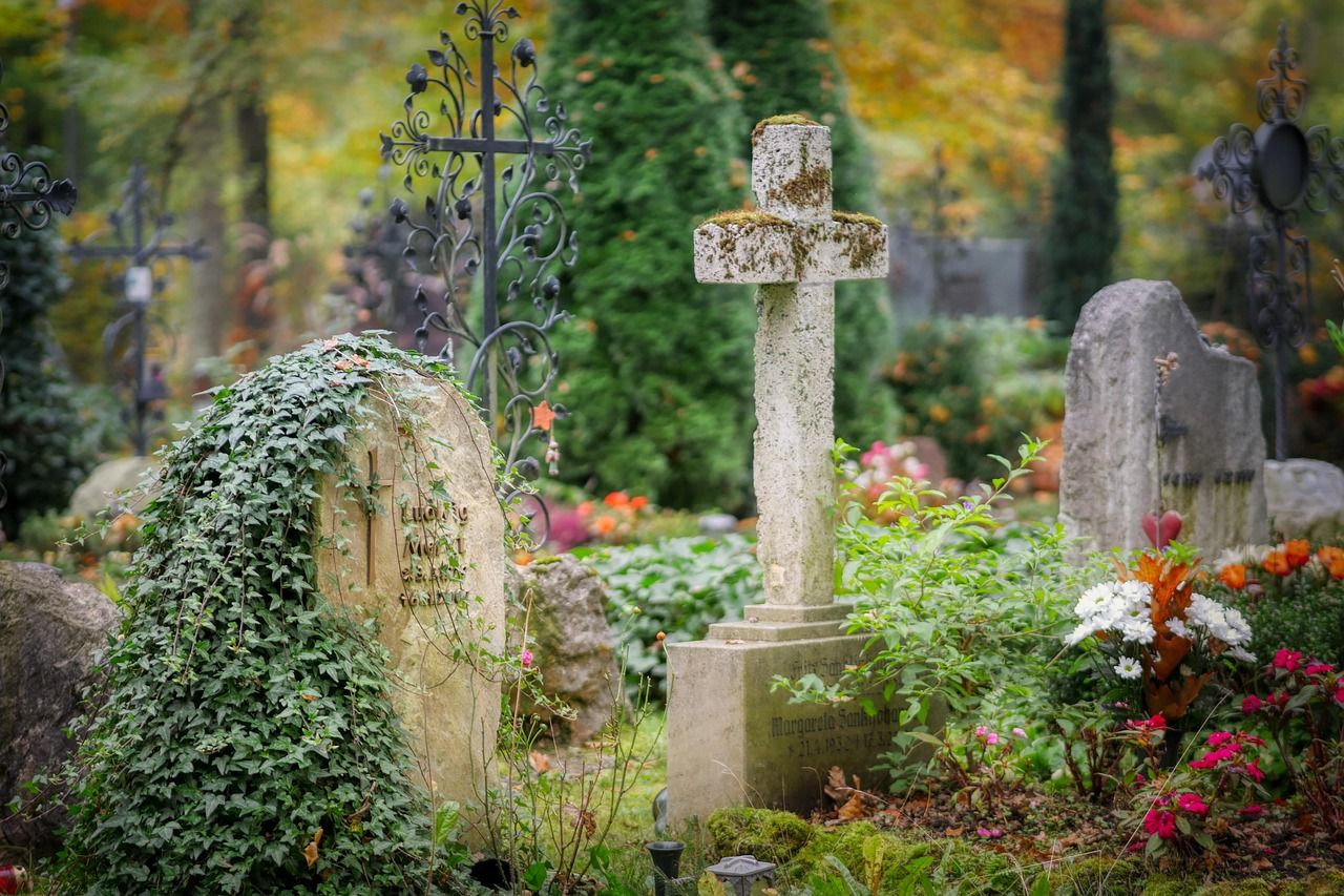 Friedhof mit Grabsteinen
