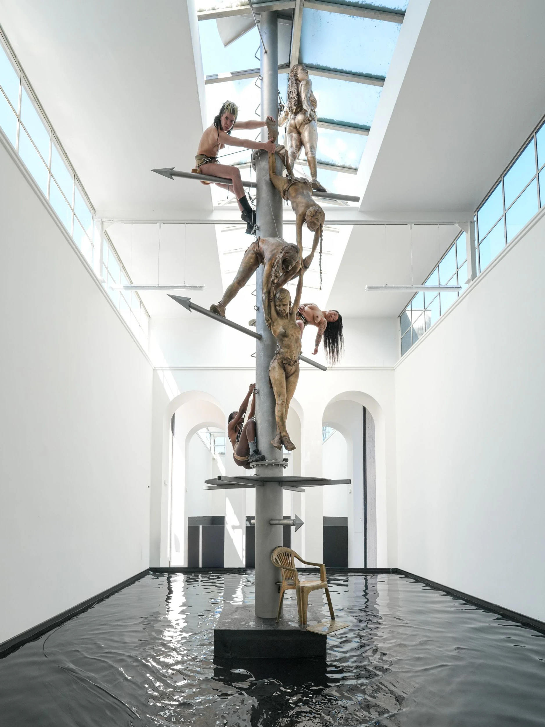 Nackte Frauen sitzen und hängen in dieser Installation von Florentina Holzinger bei der Biennale in Venedig.