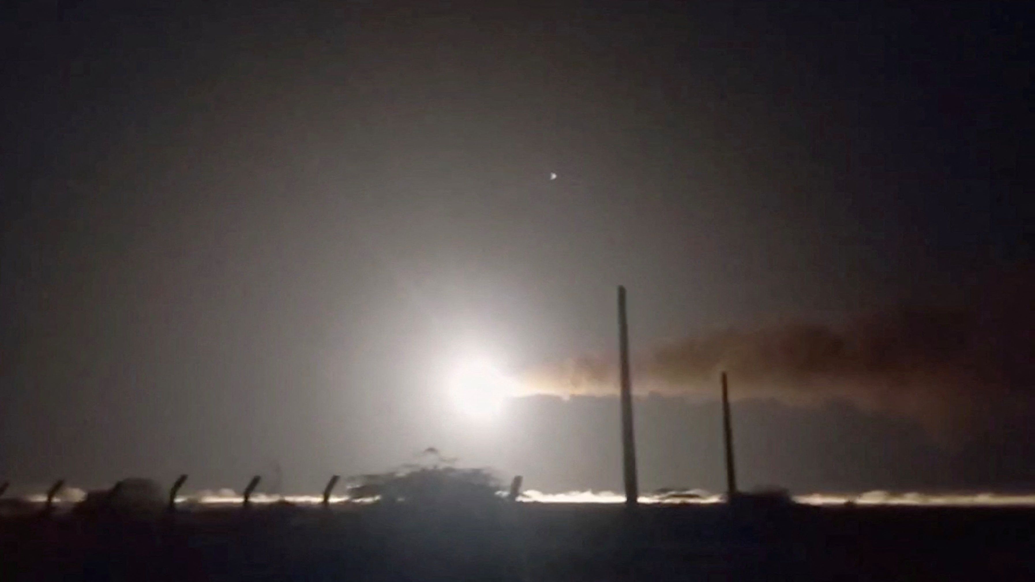 Auf diesem Standbild aus einem am 8. Mai 2026 veröffentlichten Video feuert die iranische Marine eine Rakete ab. Ort und Zeitpunkt lassen sich nicht unabhängig verifizieren.