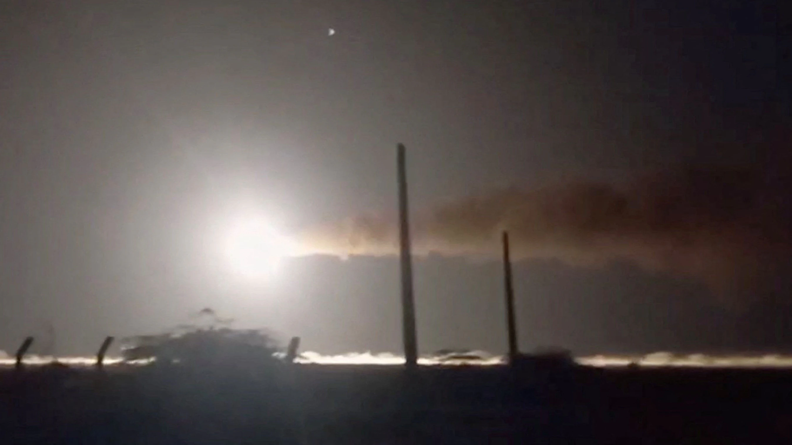 Auf diesem Standbild aus einem am 8. Mai 2026 veröffentlichten Video feuert die iranische Marine eine Rakete ab. Ort und Zeitpunkt lassen sich nicht unabhängig verifizieren.