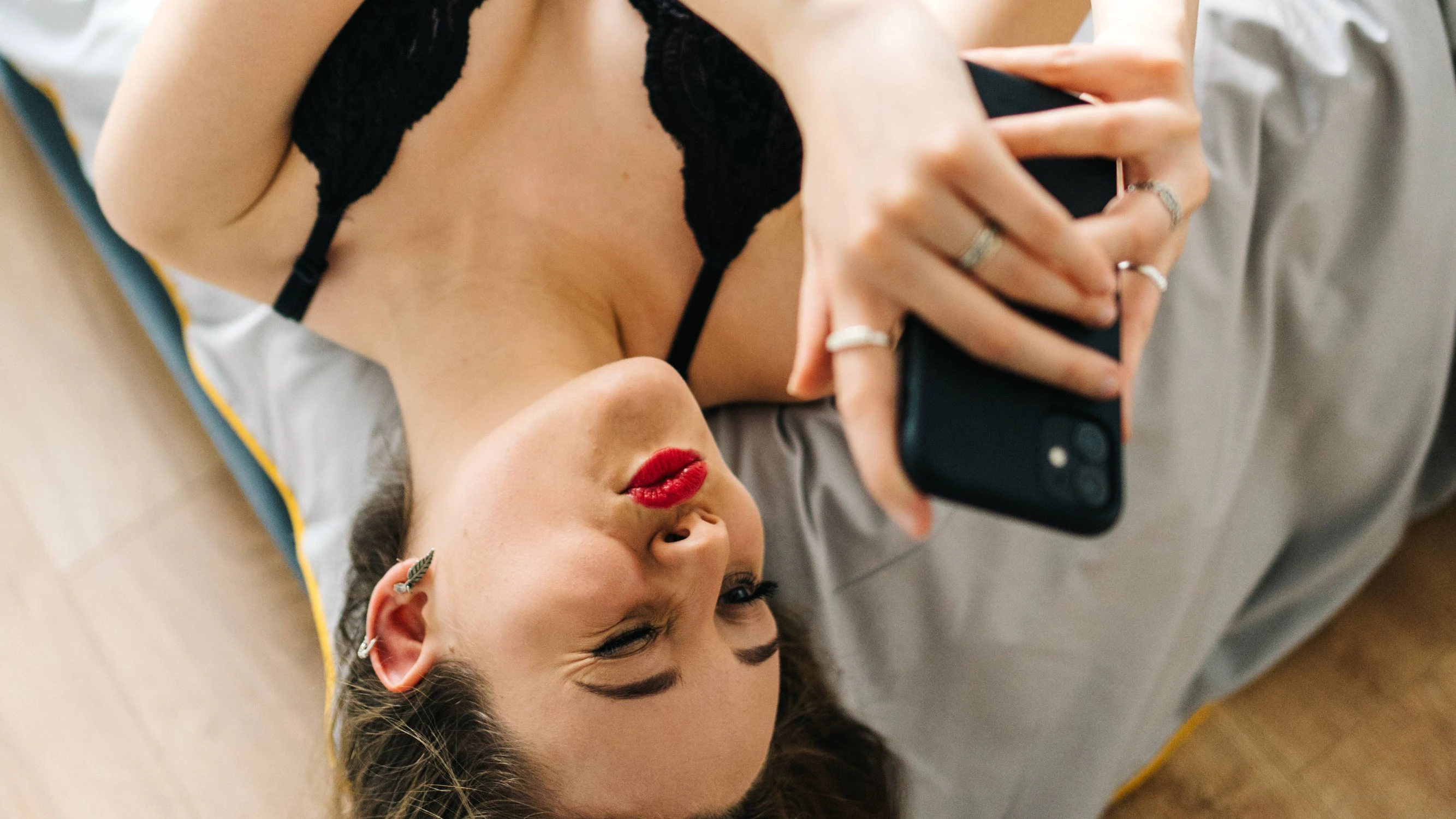 junge frau,sexy,kussmund,dessous,selfie,frau,aufreizend,kußmund,mund,reizwäsche,unterwäsche,fotografieren,selbstportrait,selbstportraits,selbstporträt,selbstporträts,selfies ** young woman,sexy,kissing lips,lingerie,selfie,girl,girls,woman,young women,sexies,lingeries 539-lbk ,model released, Symbolfoto