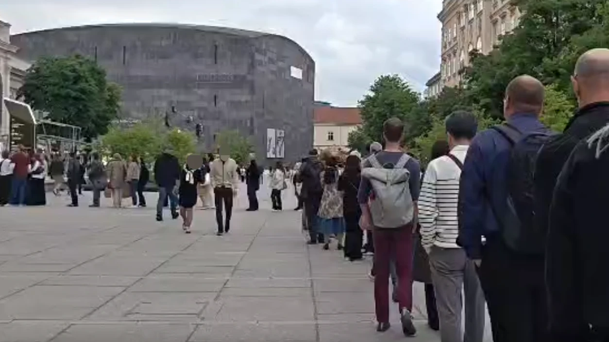 Kunstinteressierte ließen es sich nicht nehmen, gratis ins Museum zu gehen.