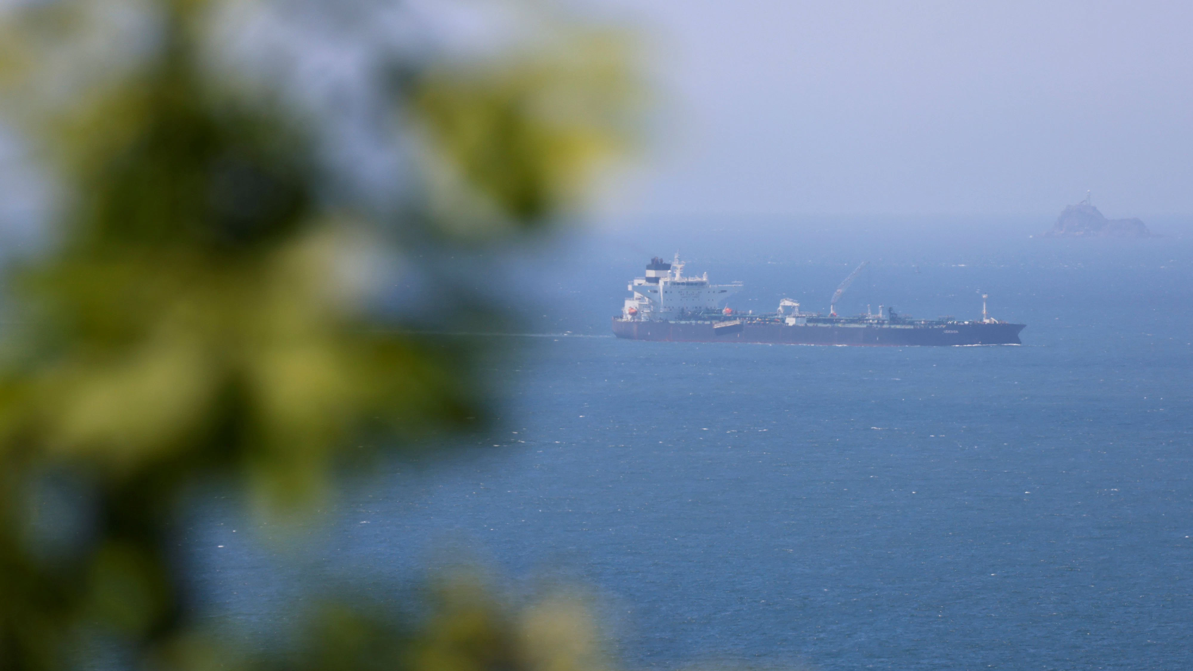 Bei einem Angriff auf ein iranischens Frachtschiff sollen zehn Menschen verletzt worden sein. (Symbolbild)