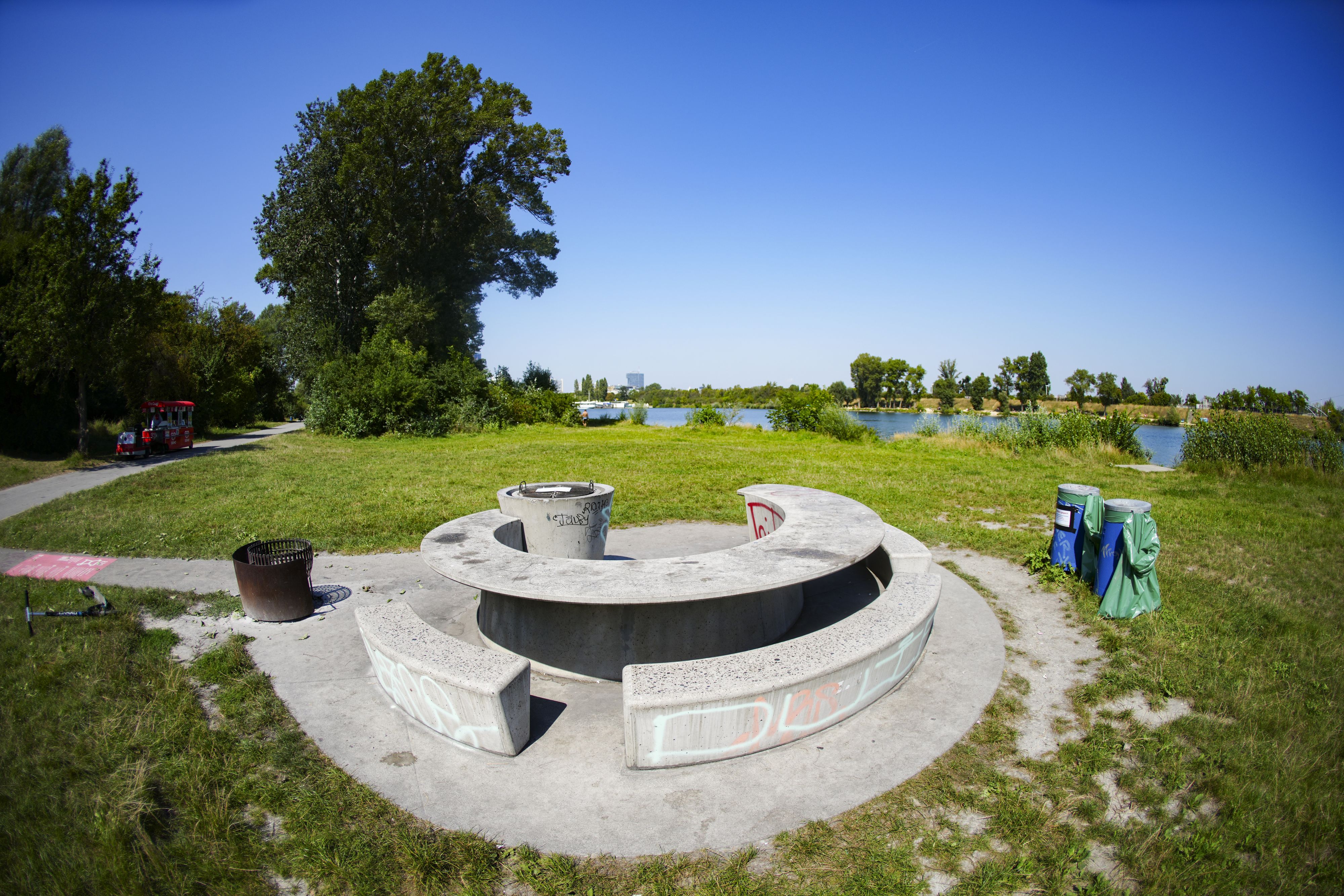 In Wien gilt ab sofort erneut ein Grillverbot für die öffentlichen Grillplätze. Durch die anhaltende Trockenheit ist die Waldbrandgefahr massiv erhöht. Im Bild: Ein gesperrter Grillplatz auf der Donauinsel.