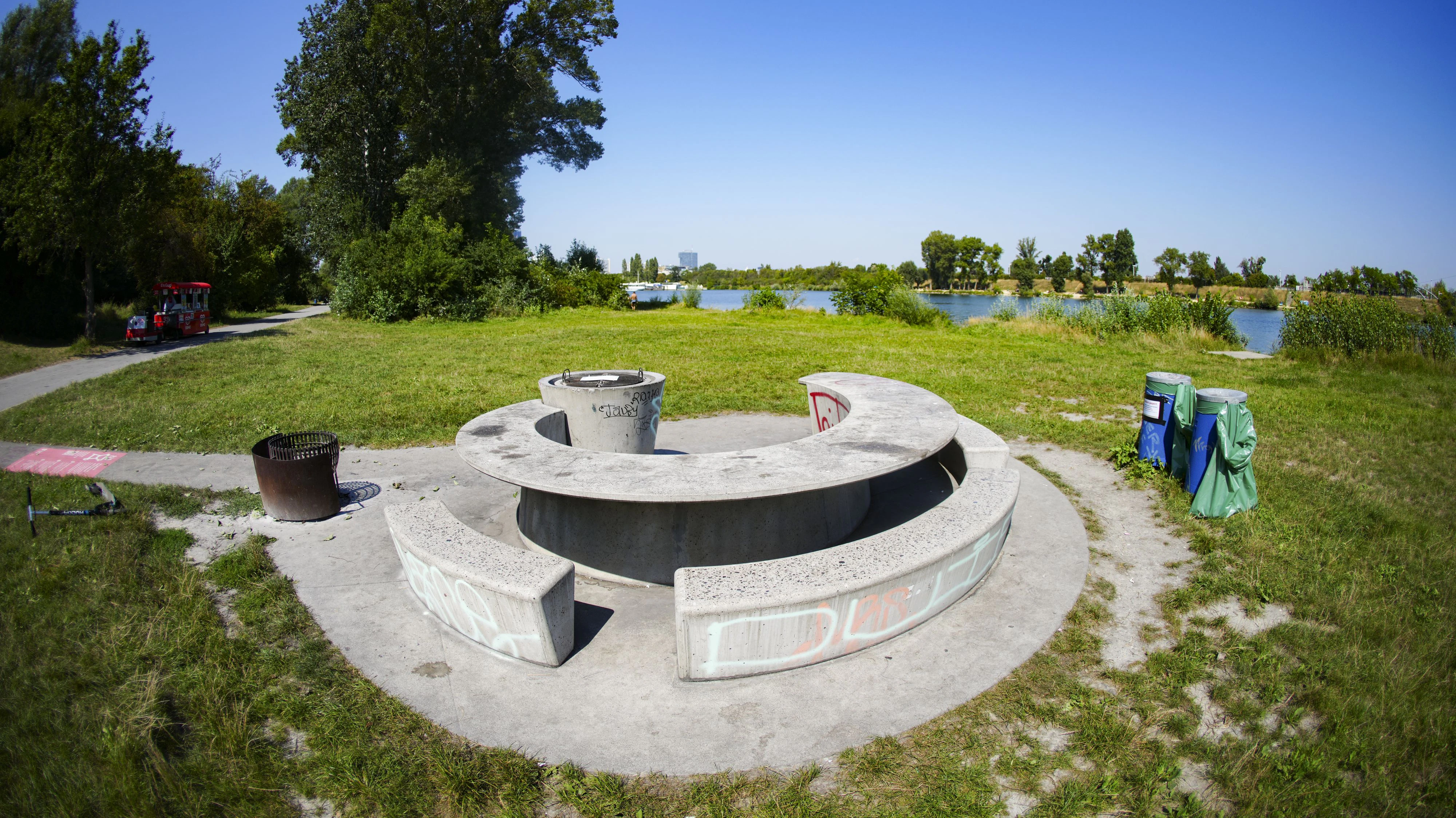 In Wien gilt ab sofort erneut ein Grillverbot für die öffentlichen Grillplätze. Durch die anhaltende Trockenheit ist die Waldbrandgefahr massiv erhöht. Im Bild: Ein gesperrter Grillplatz auf der Donauinsel.