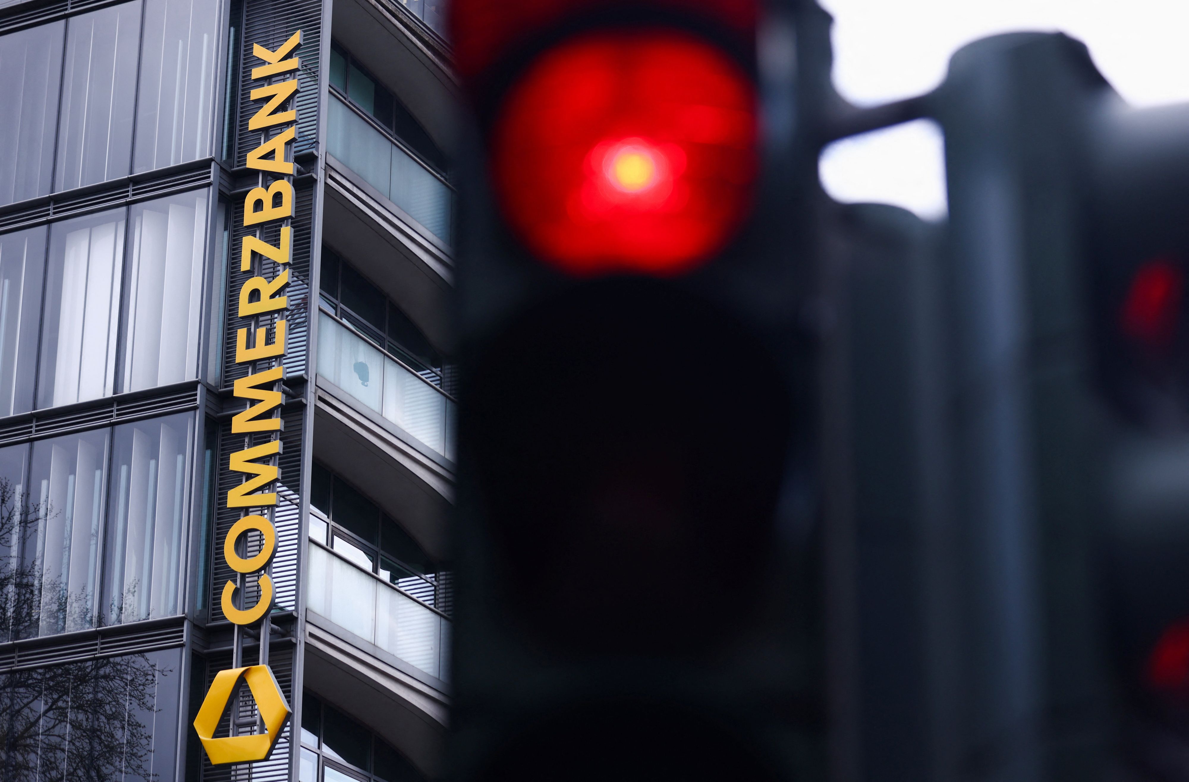 Im Übernahmekampf geht die Commerzbank auf Konfrontationskurs.