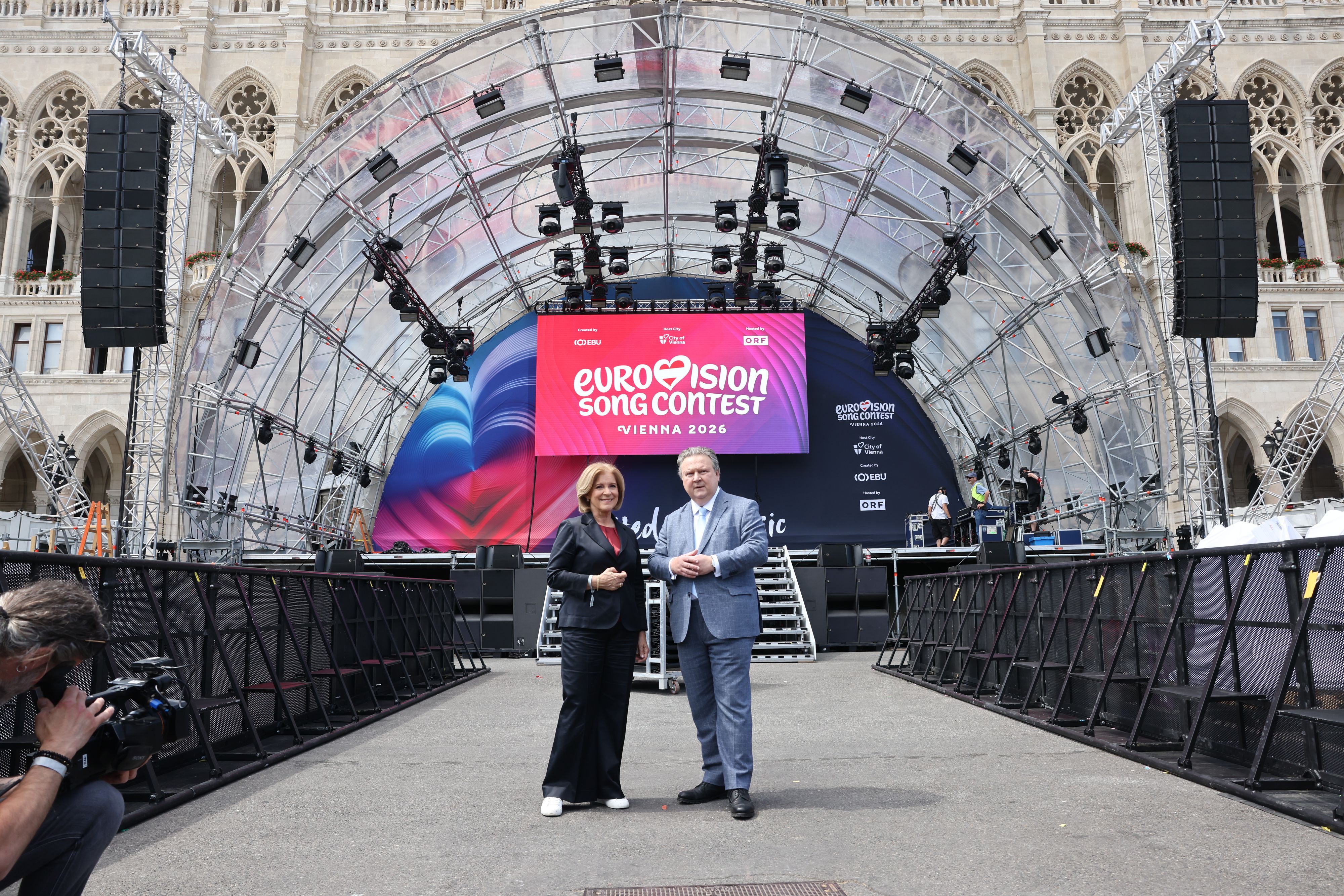 Bürgermeister Michael Ludwig (SP) und ORF-Chefin Ingrid Thurnher vor der ESC-Bühne am Rathausplatz.