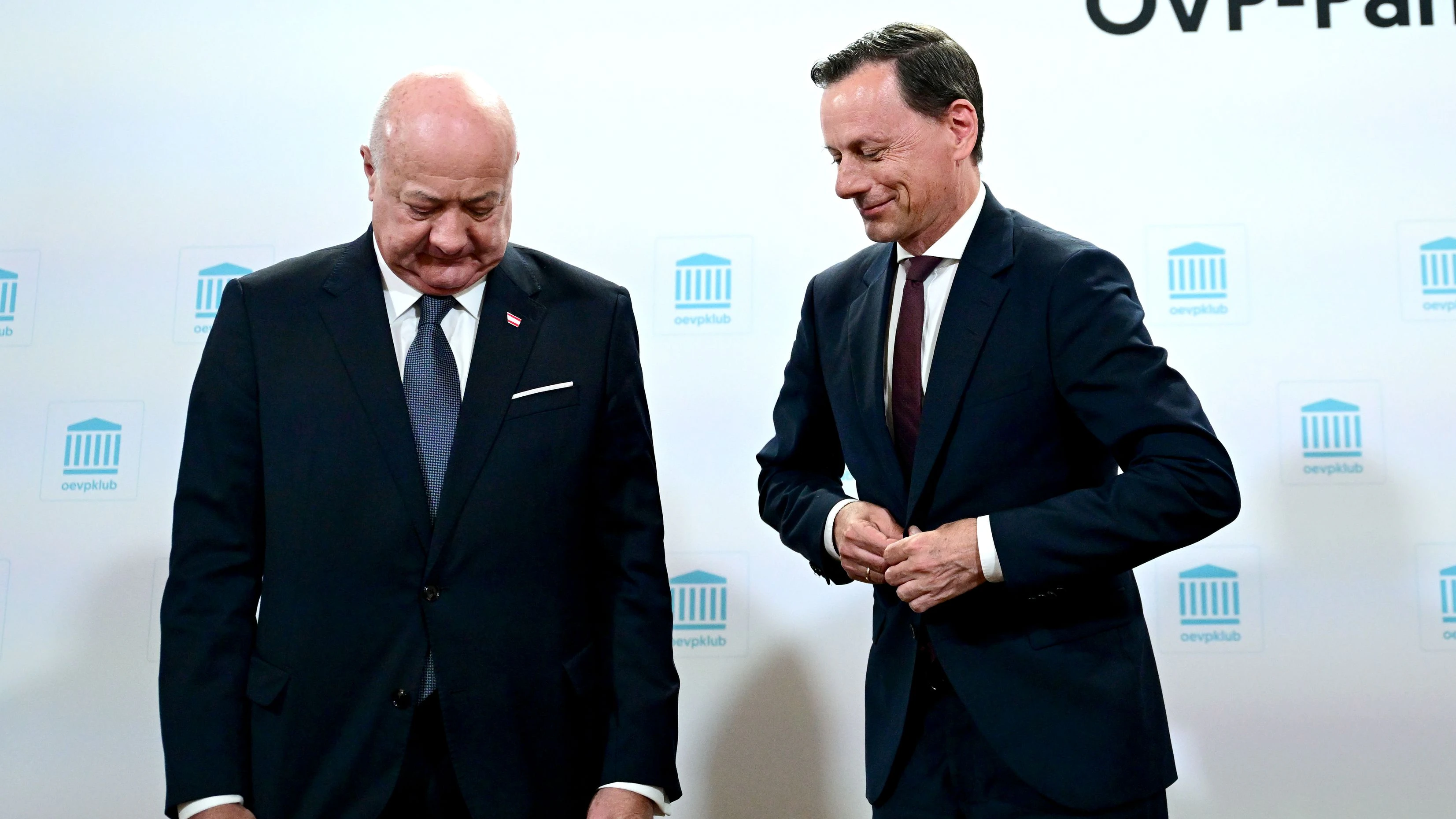 n der Regierung fliegen die Hackln tief