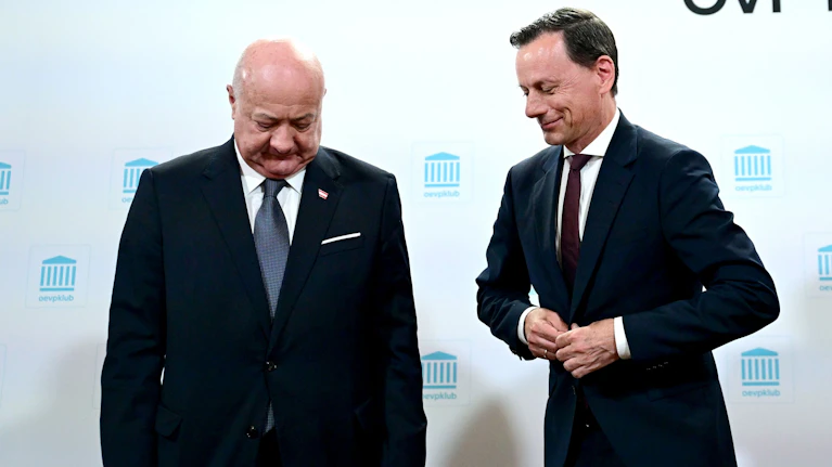 In der Regierung fliegen die Hackln tief. Jüngster Auslöser: Ein 27.000 Euro-Job für einen NEOS-Mann in der EU. Wie die geheime Bestellung wirklich ablief und welche Frage der neue ÖVP-Klubobmann nicht beantworten konnte. Dazu etwas Dessert.