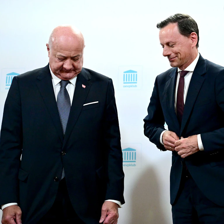 In der Regierung fliegen die Hackln tief. Jüngster Auslöser: Ein 27.000 Euro-Job für einen NEOS-Mann in der EU. Wie die geheime Bestellung wirklich ablief und welche Frage der neue ÖVP-Klubobmann nicht beantworten konnte. Dazu etwas Dessert.
