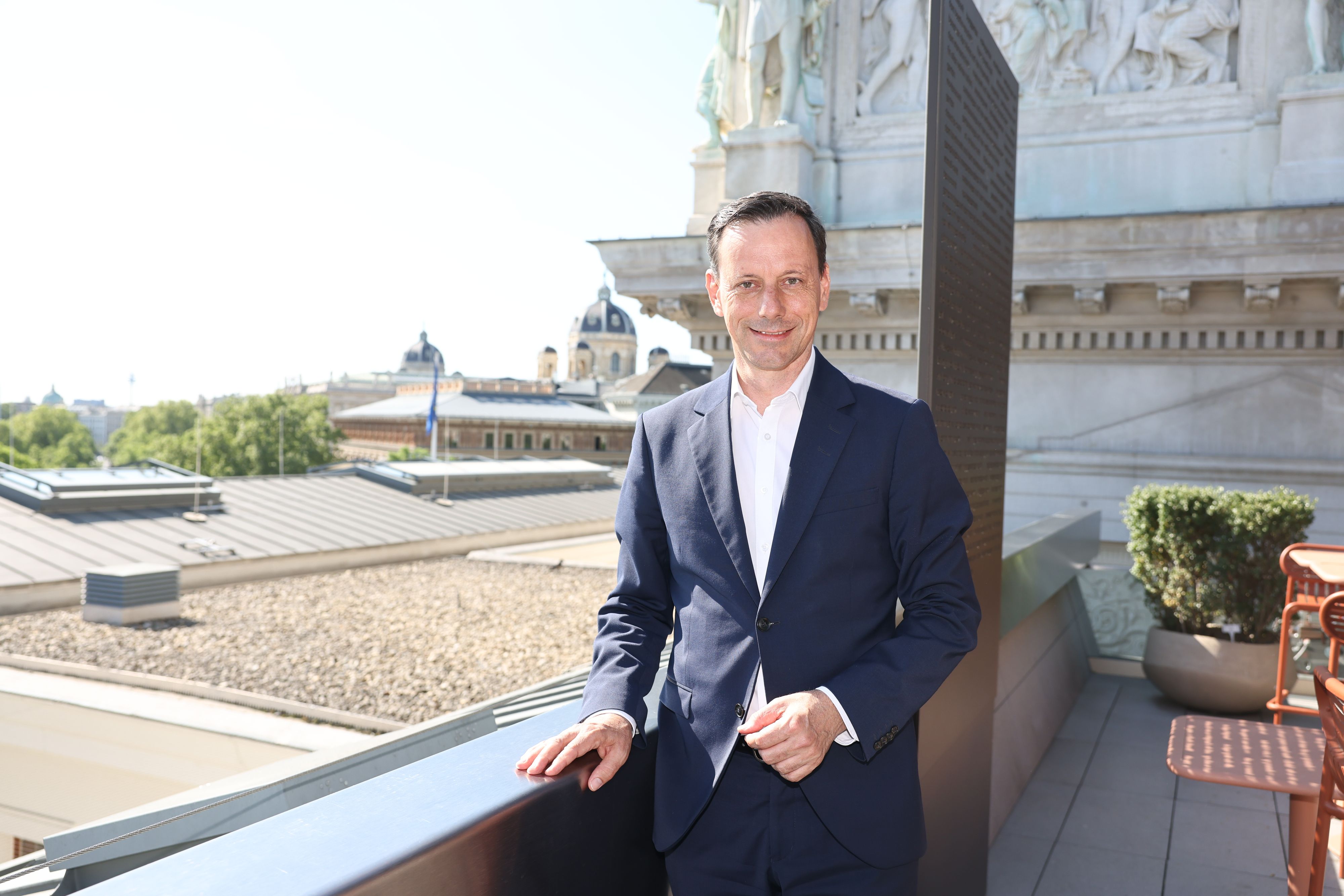 ÖVP-Klubobmann Ernst Gödl auf der Terrasse des Parlaments