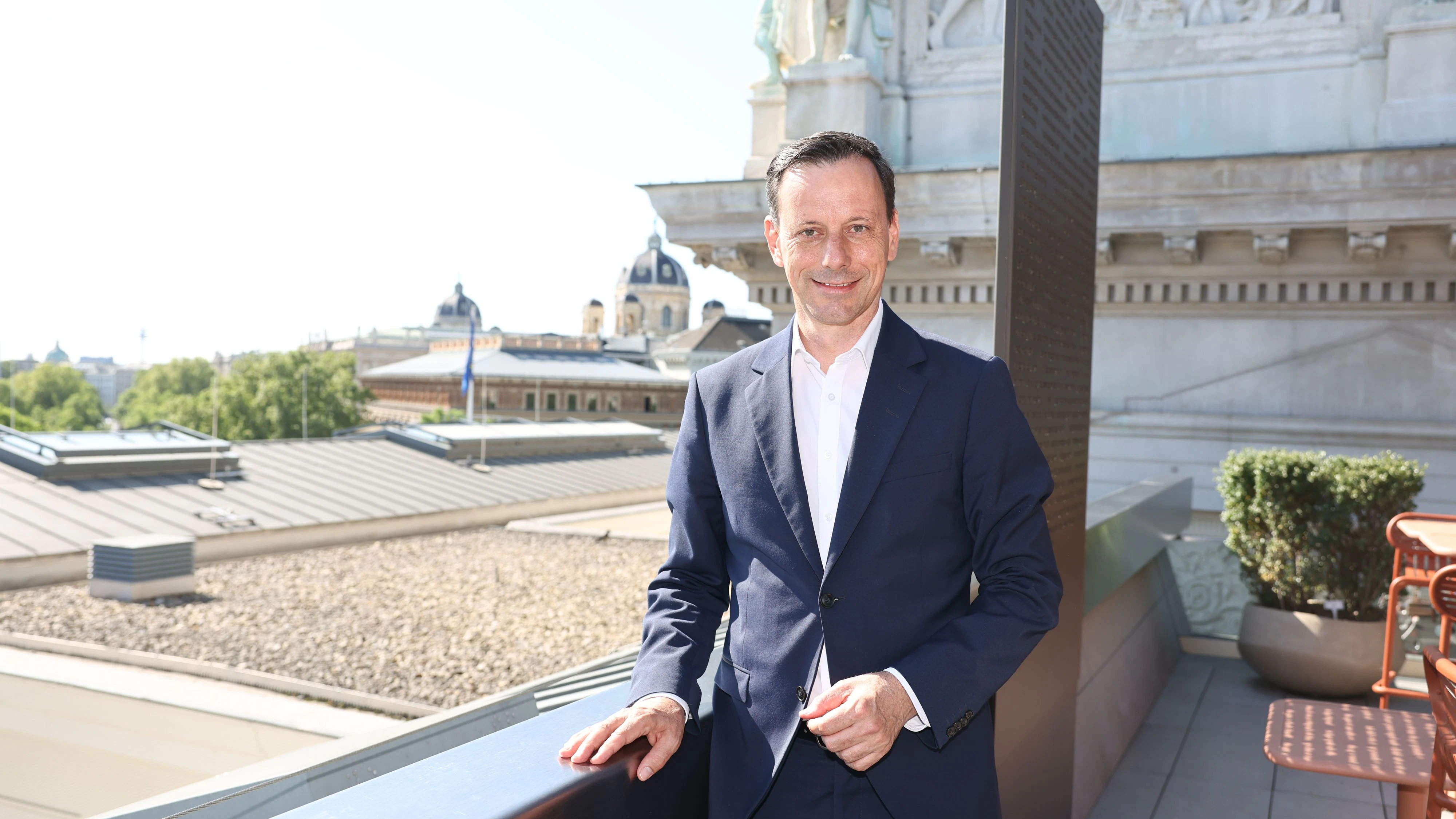 ÖVP-Klubobmann Ernst Gödl auf der Terrasse des Parlaments