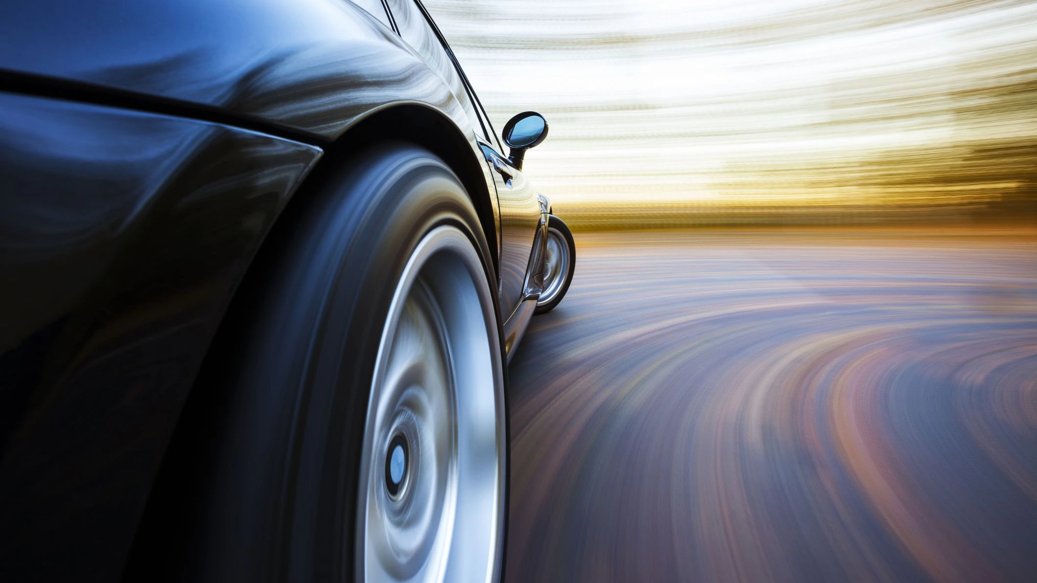 Beim Versuch, besonders spektakulär anzufahren, brach das Heck seines Autos unkontrolliert aus.