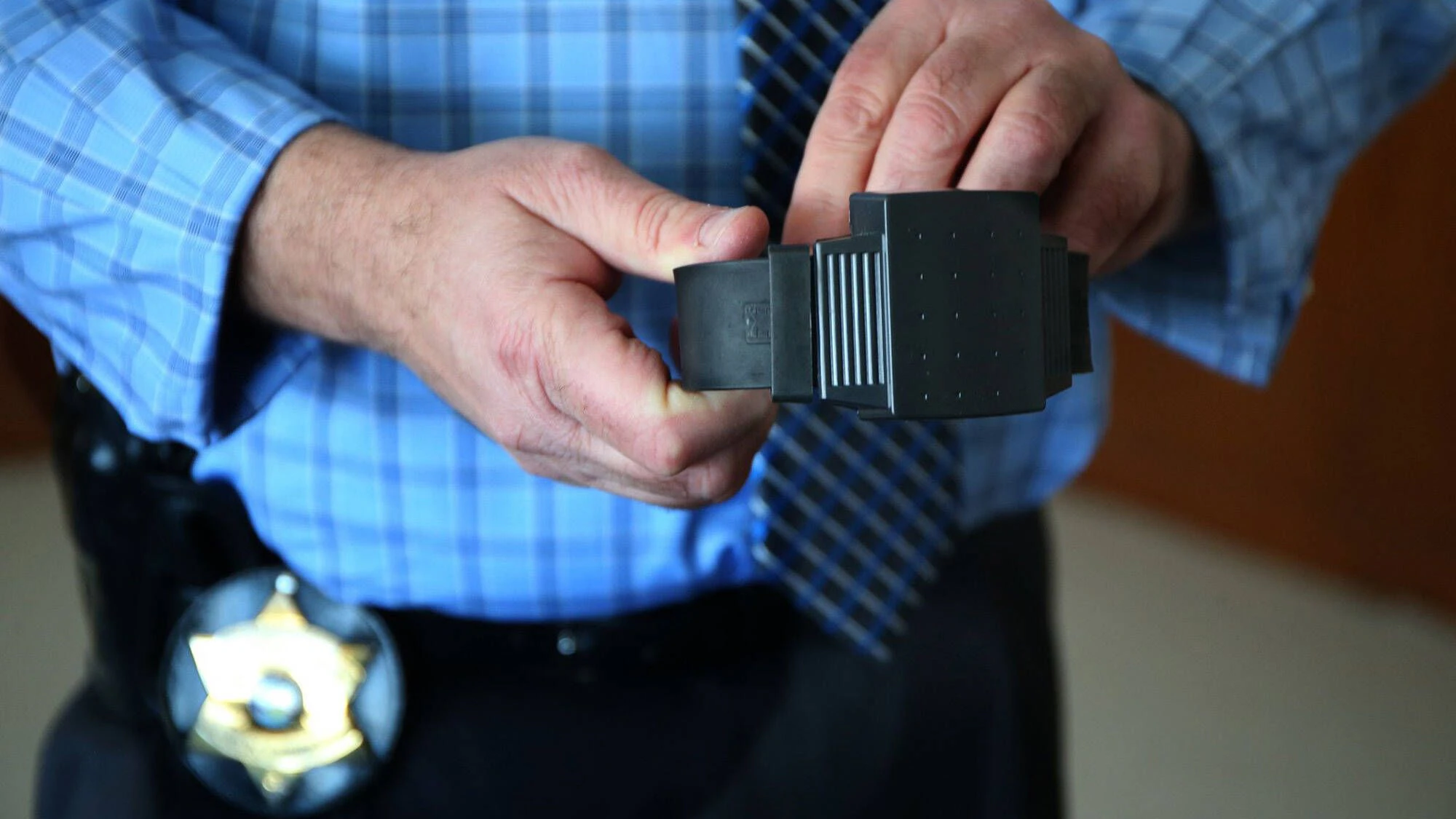 January 15, 2022: Gregory Shields, director of the Cook County sheriff s electronic monitoring program, shows an electronic ankle bracelet on Feb. 5, 2015. - ZUMAm67_ 20220115_zaf_m67_014 Copyright: xNancyxStonex 