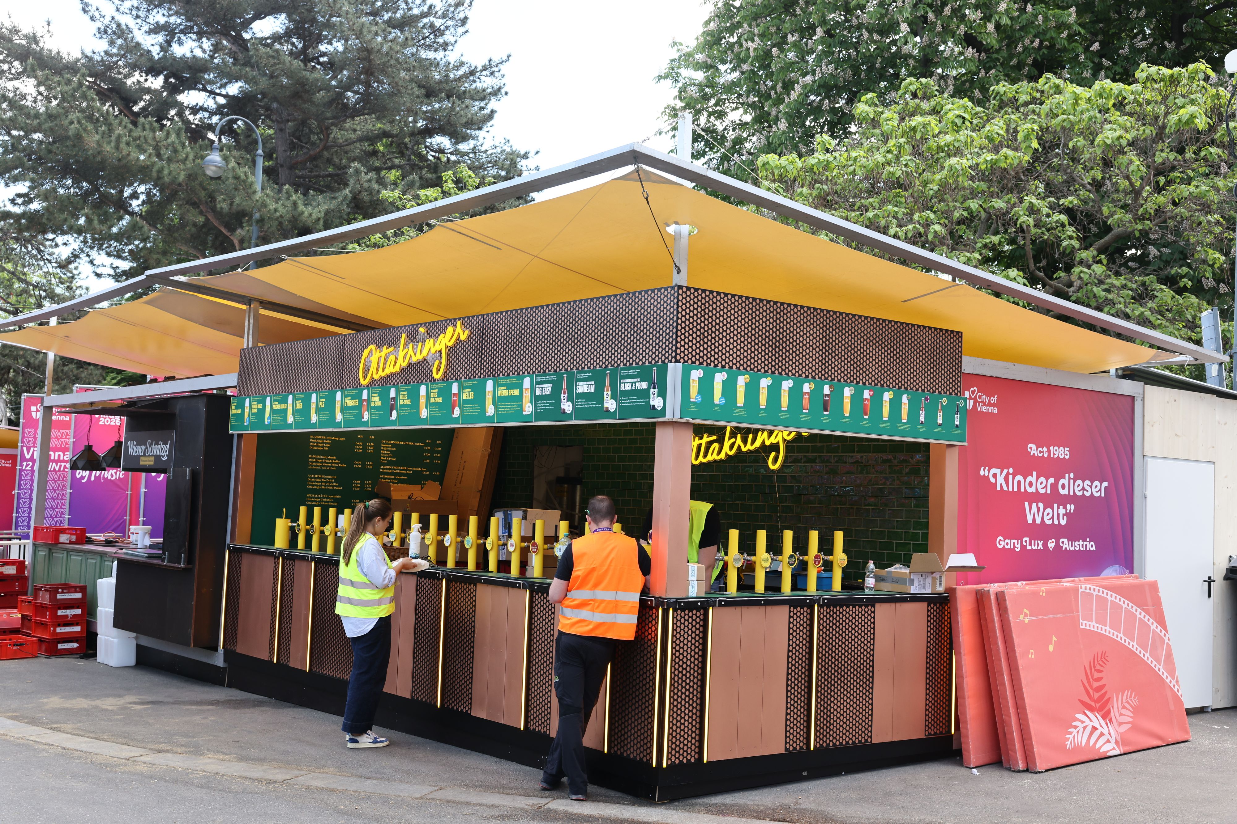 Gastro-Stände im ESC-Village laden ein.