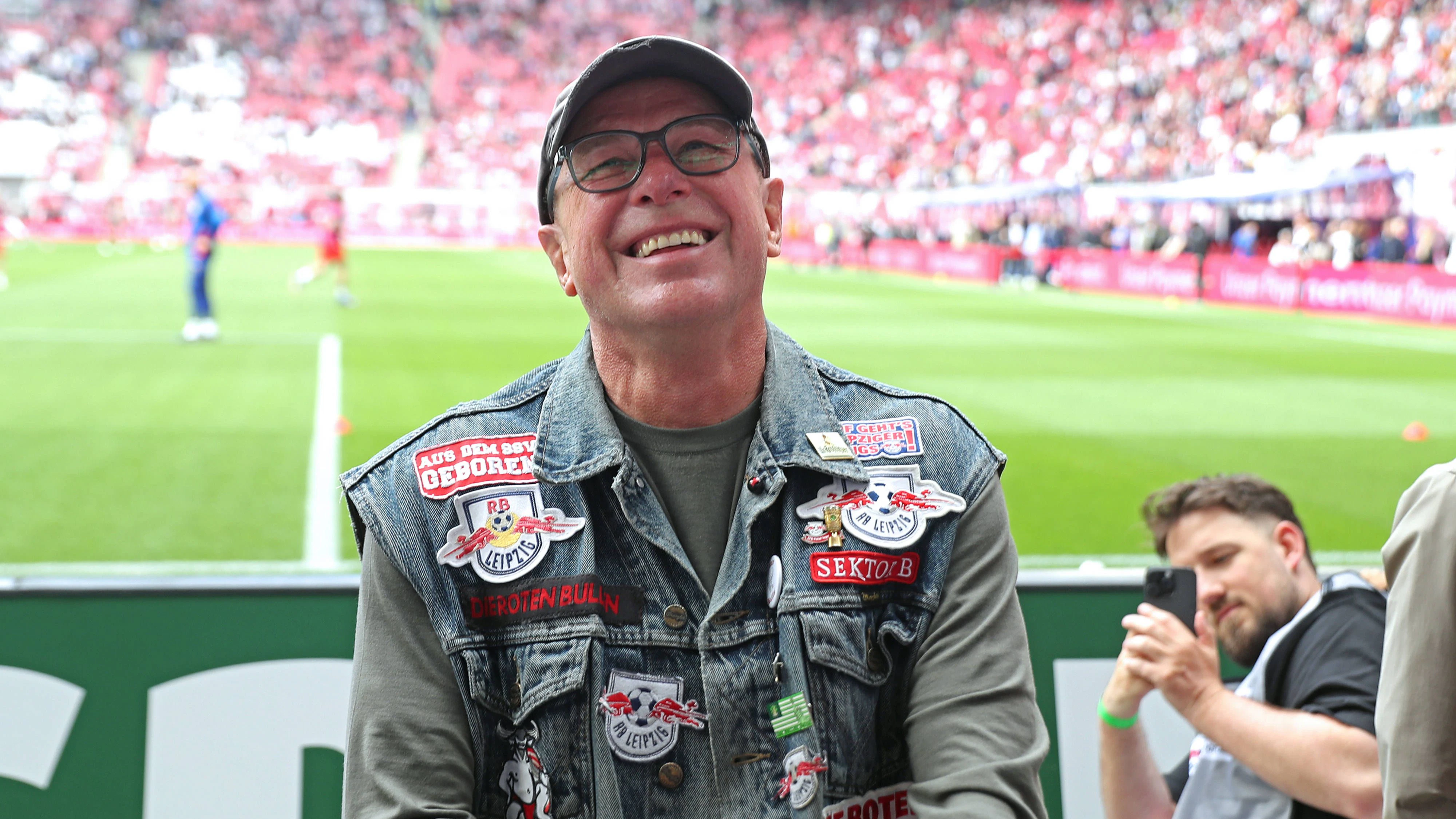 1. Fußball Bundesliga: RB Leipzig - FC St. Pauli 09.05.2026 RB-Aufstiegstrainer Ralf Rangnick bekam eine RB-Fan-Kutte geschenkt und zog sie gleich an. LEIPZIG, DEUTSCHLAND - MAY 9: Bundesliga-Spiel RB Leipzig - FC St. Pauli in der Red Bull Arena am 33. Spieltag der 1. Bundesliga am May 9, 2026 in Leipzig, Deutschland. DFL REGULATIONS PROHIBIT ANY USE OF PHOTOGRAPHS AS IMAGE SEQUENCES AND/OR QUASI-VIDEO. *** 1 Soccer Bundesliga RB Leipzig FC St Pauli 09 05 2026 RB promotion coach Ralf Rangnick was given a RB Fan Kutte and put it on immediately LEIPZIG, GERMANY MAY 9 Bundesliga match RB Leipzig FC St Pauli at Red Bull Arena on matchday 33 of Bundesliga 1 on May 9, 2026 in Leipzig, Germany DFL REGULATIONS PROHIBIT ANY USE OF PHOTOGRAPHS AS IMAGE SEQUENCES AND OR QUASI VIDEO Copyright: xBEAUTIFULxSPORTS/JanxKaeferx