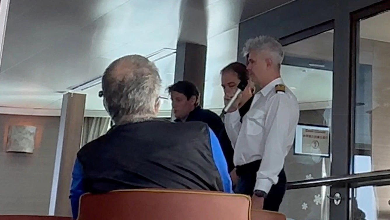Der Kapitän des von Hantaviren betroffenen Kreuzfahrtschiffs MV Hondius, Jan Dobrogowski, während der Bekanntgabe des ersten Todesfalls am 12. April 2026. Damals hieß es, der Mann sei eines natürlichen Todes gestorben und nicht ansteckend gewesen.
