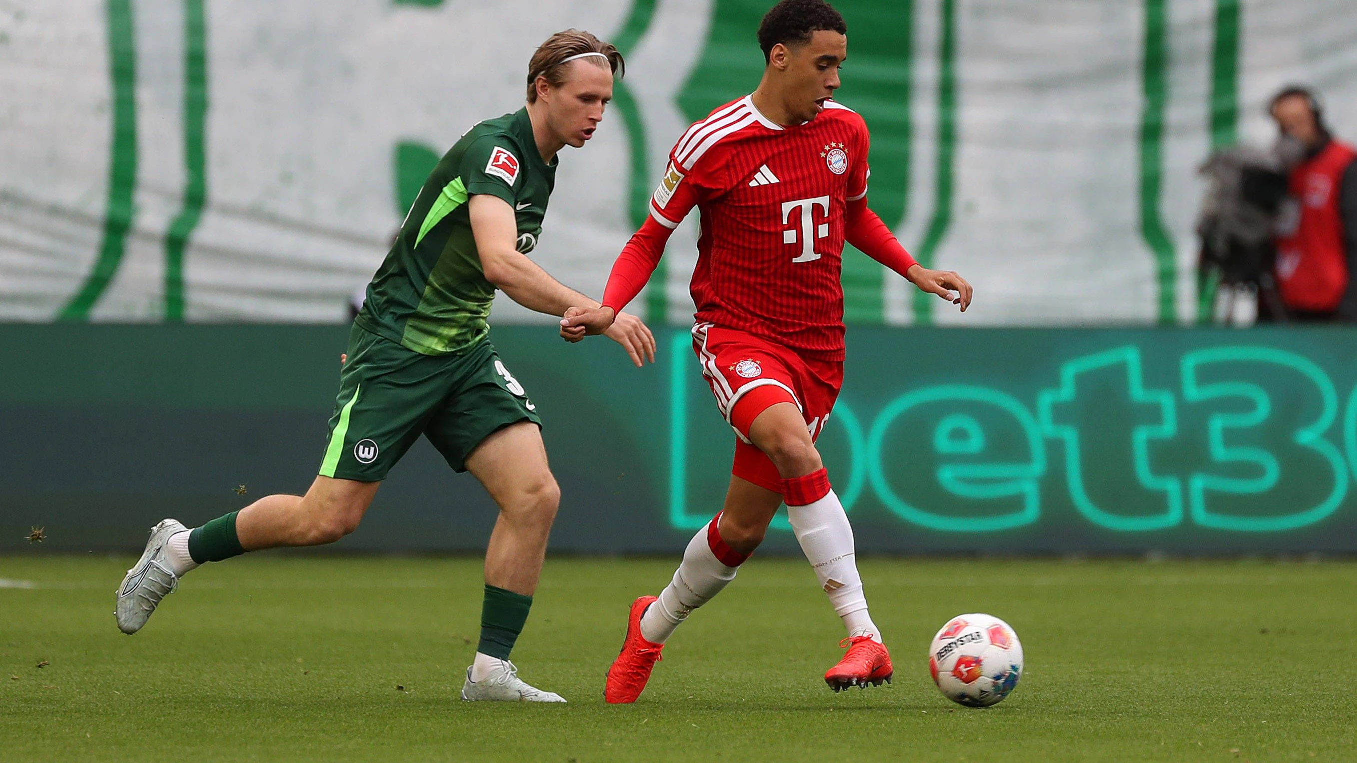 VfL vs. Bayern, 1. BL Wolfsburg, 09.05.2026, Fußball, Herren, Saison 2025/2026, 1. BL, VfL Wolfsburg vs. FC Bayern München: Patrick Wimmer VfL Wolfsburg, Jamal Musiala FC Bayern München DFL DFB REGULATIONS PROHIBIT ANY USE OF PHOTOGRAPHS as IMAGE SEQUENCES and or QUASI-VIDEO Volkswagen Arena Niedersachsen Deutschland *** VfL vs Bayern, 1 BL Wolfsburg, 09 05 2026, Football, Men, Season 2025 2026, 1 BL, VfL Wolfsburg vs FC Bayern München Patrick Wimmer VfL Wolfsburg , Jamal Musiala FC Bayern München DFL DFB REGULATIONS PROHIBIT ANY USE OF PHOTOGRAPHS as IMAGE SEQUENCES and or QUASI VIDEO Volkswagen Arena Niedersachsen Germany