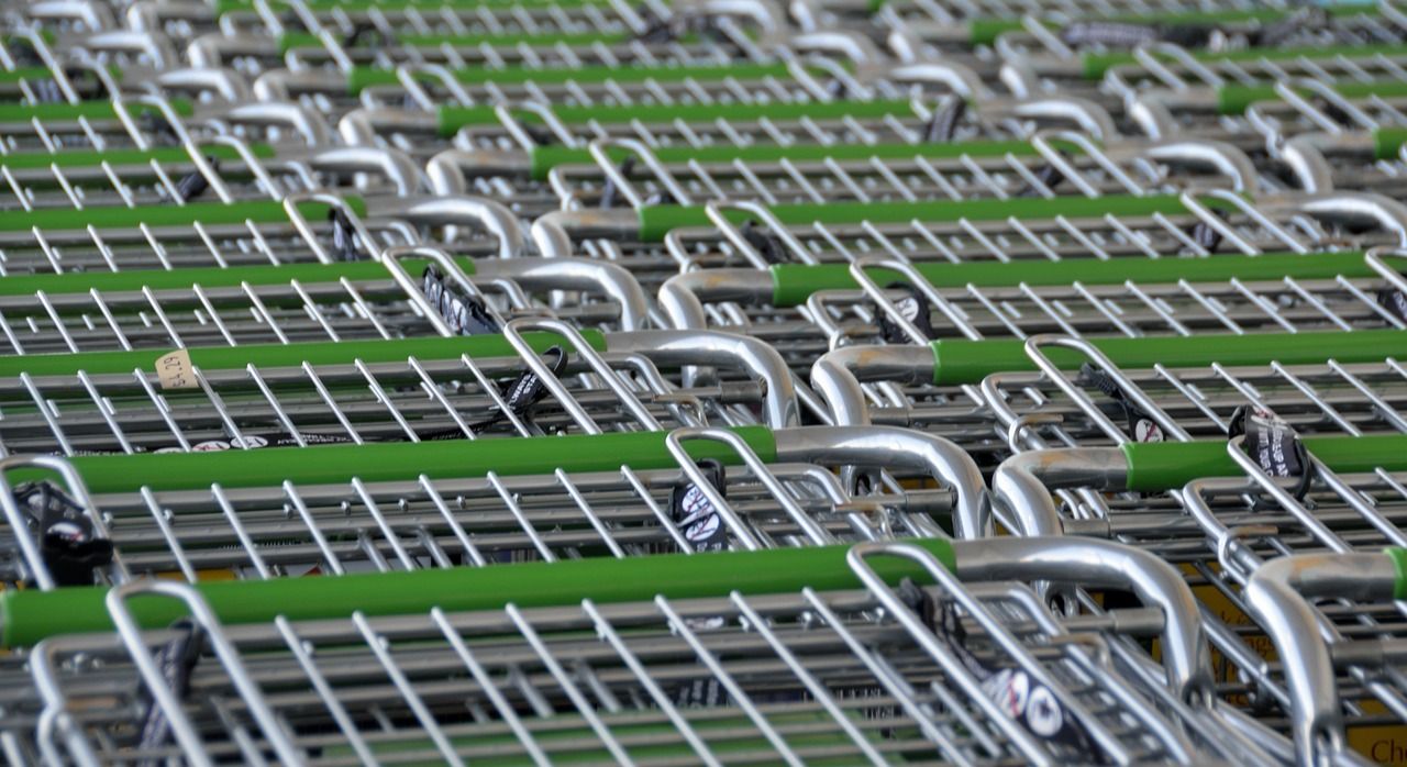 Einkaufswagen im Supermarkt