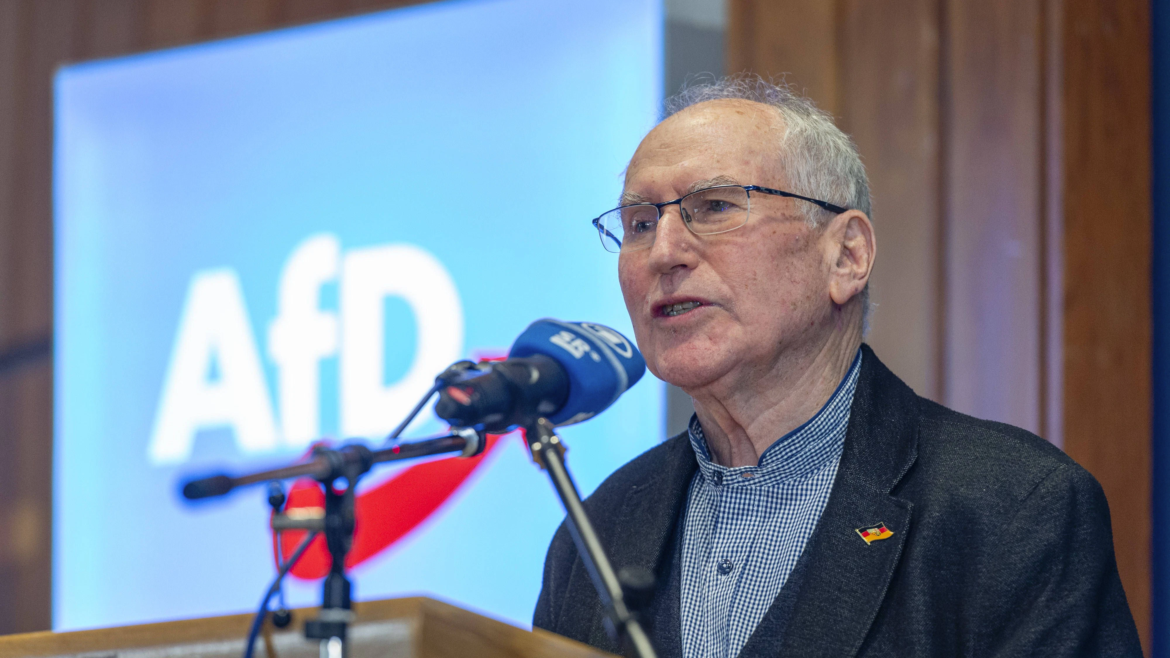 Die AfD Saar trifft isch am Sonntag 03.12.2023 in Saarbrücken in der Turnhalle Brebach zum Landesparteitag. Im Bild: Zum Versammlungsleiter wird Josef Dörr gewählt. *** The AfD Saar meets on Sunday 03 12 2023 in Saarbrücken in the Brebach gymnasium for the state party conference In the picture Josef Dörr is elected chairman of the meeting bub