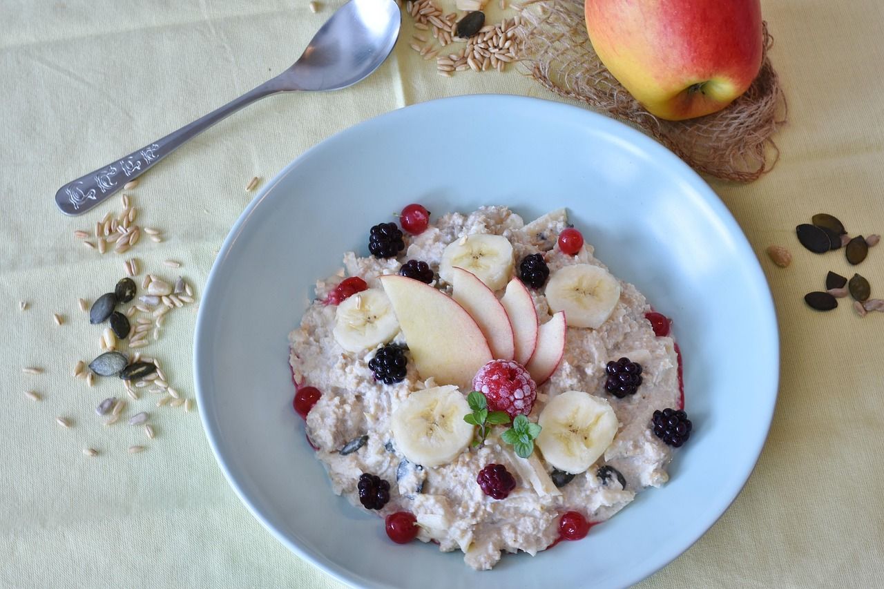 Müsli mit frischen Beeren und Nüssen