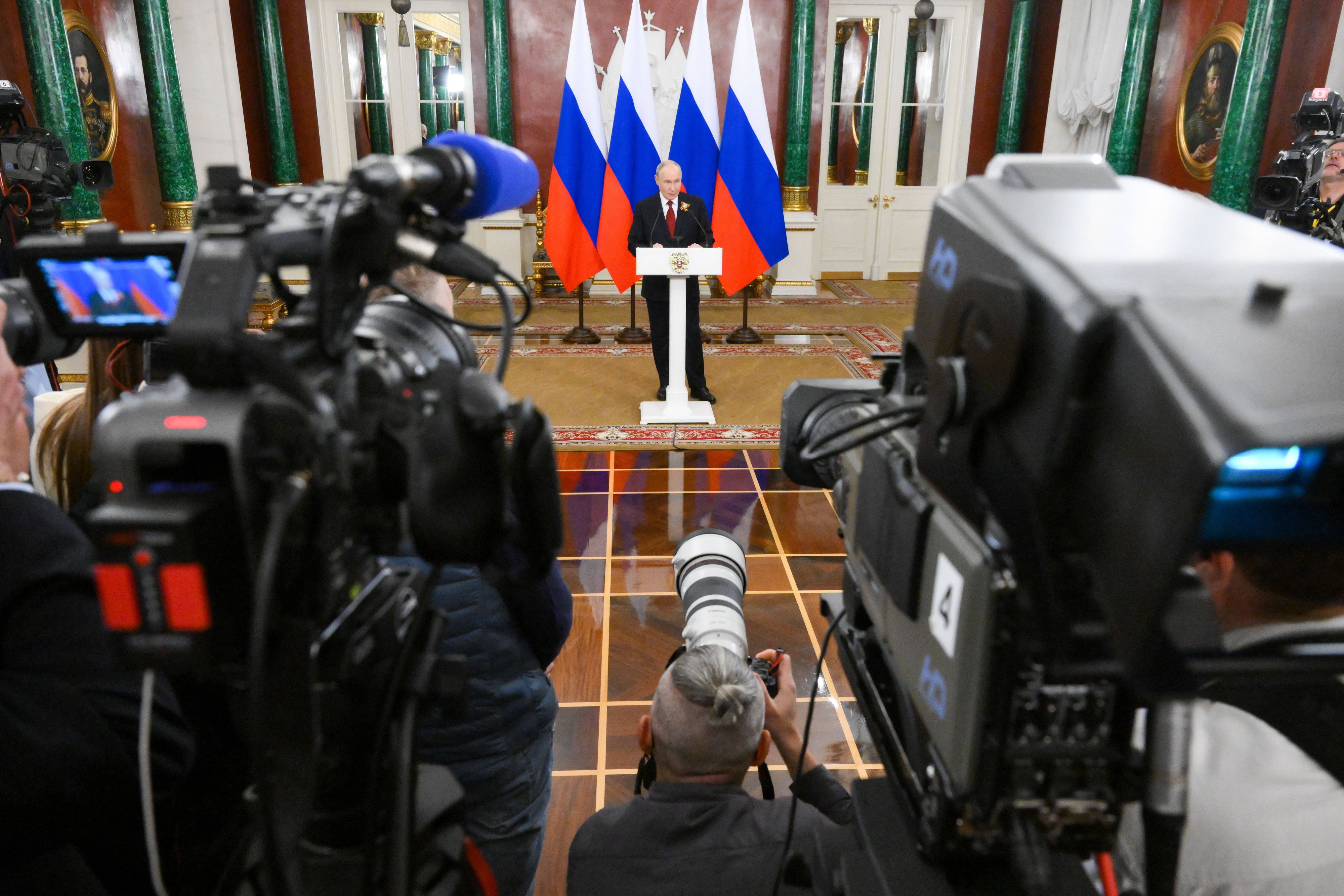 Der russische Präsident Wladimir Putin spricht mit Journalisten im Kreml, 9. Mai 2026.
