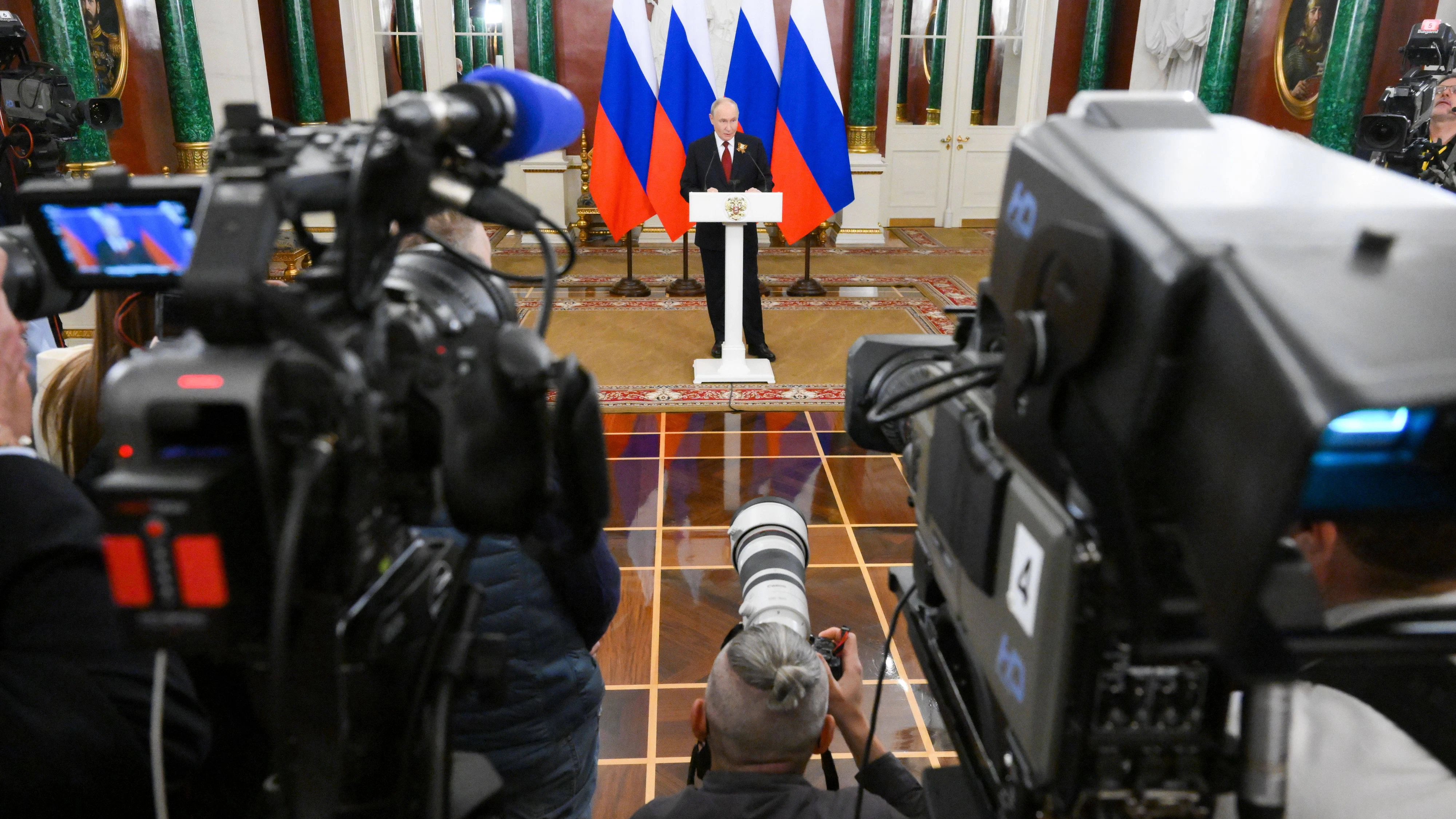 Der russische Präsident Wladimir Putin spricht mit Journalisten im Kreml, 9. Mai 2026.