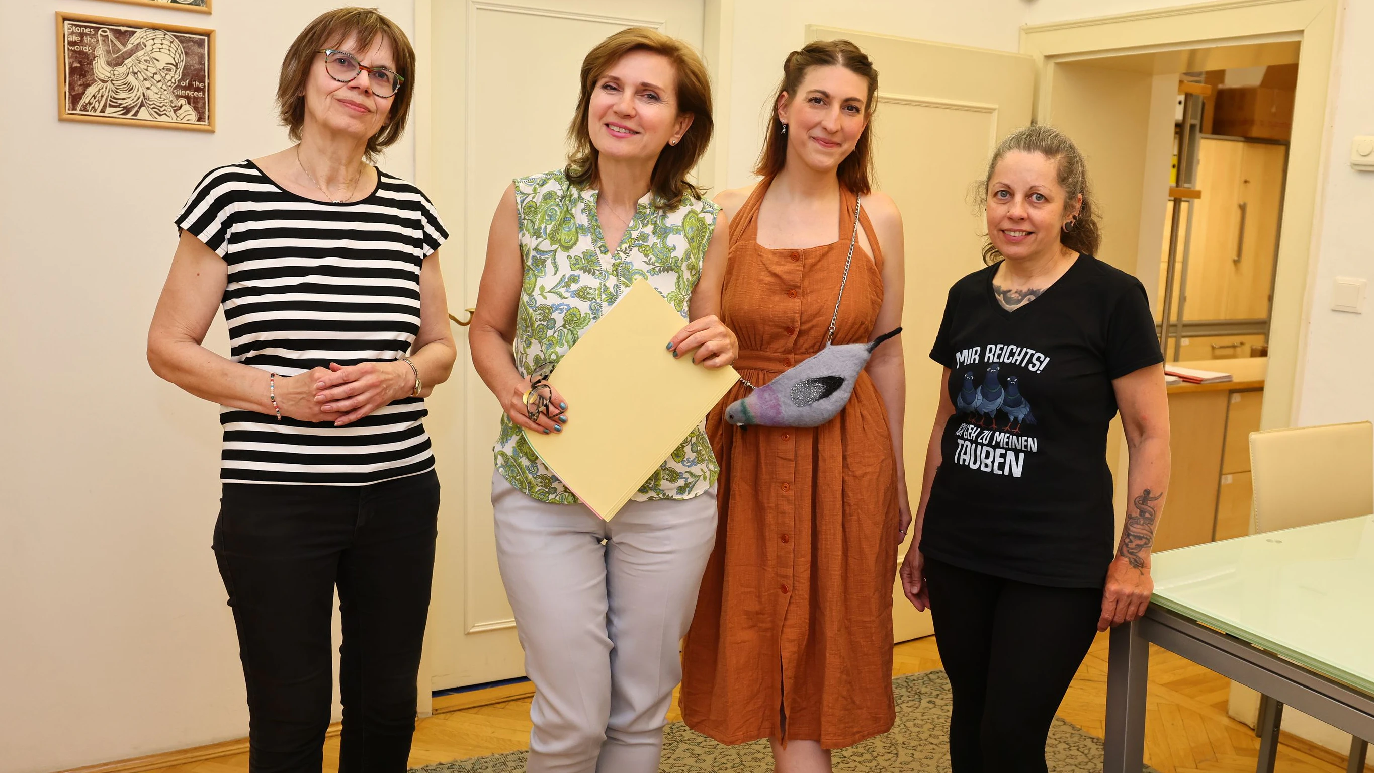 Star-Anwältin Astrid Wagner (m.) mit Tieraktivistinnen Brigitte S., Anne E und Diana V. 