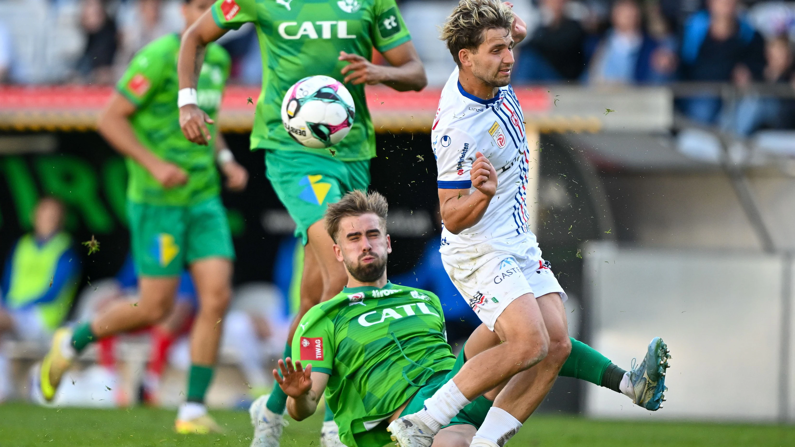 INNSBRUCK,AUSTRIA,09.MAY.26 - SOCCER - ADMIRAL Bundesliga, qualification group, WSG Tirol vs FC Blau Weiss Linz. Image shows Simon Seidl (Linz), David Kubatta and Jamie Lawrence (Wattens). Photo: GEPA pictures/ Daniel Schoenherr