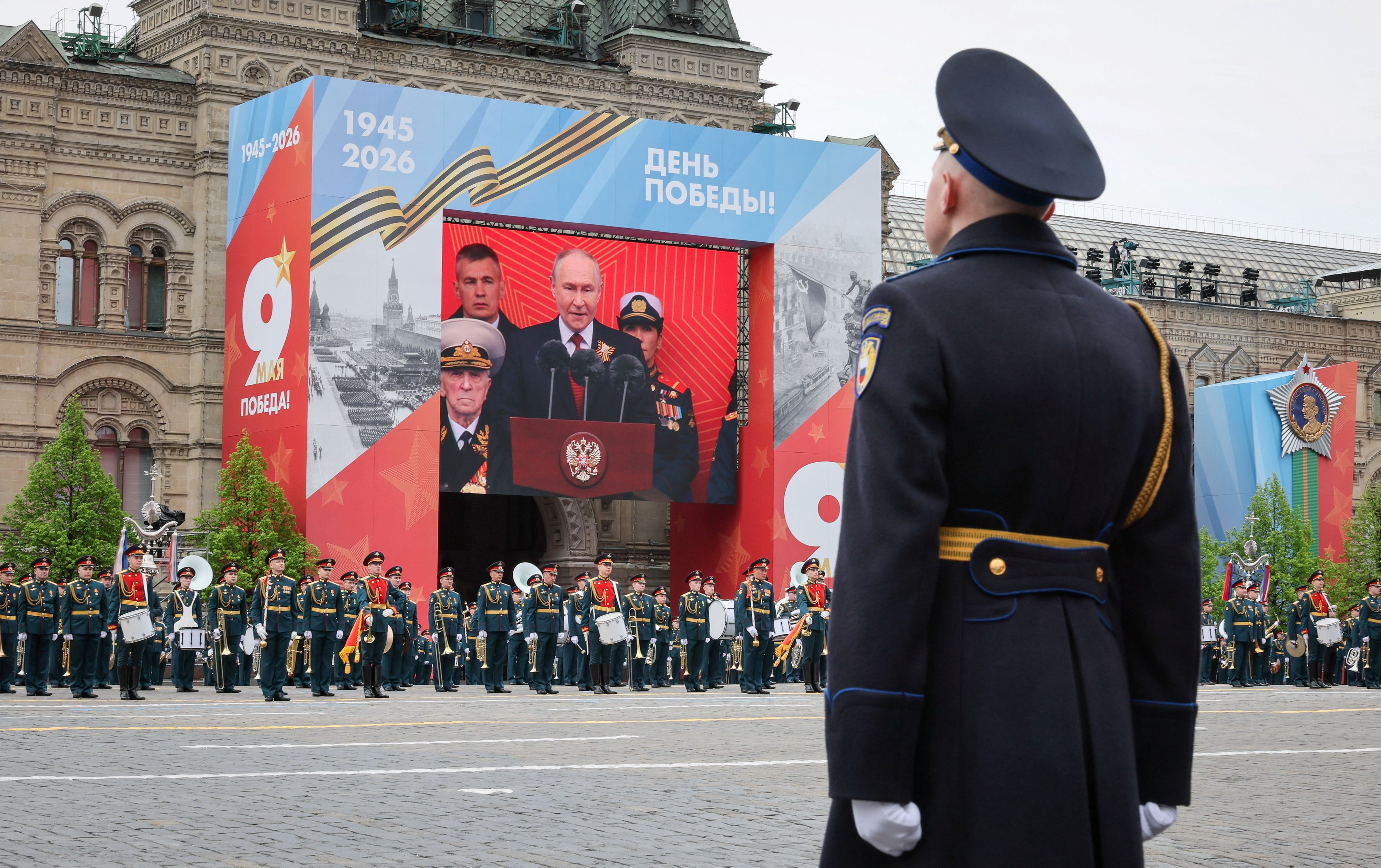 In Moskau hat am Samstag die traditionelle Militärparade zum Jahrestag des Endes des Zweiten Weltkriegs begonnen. Wegen der Angst vor möglichen ukrainischen Angriffen verzichtete Russland diesmal auf Panzer und anderes schweres Militärgerät auf dem Roten Platz.