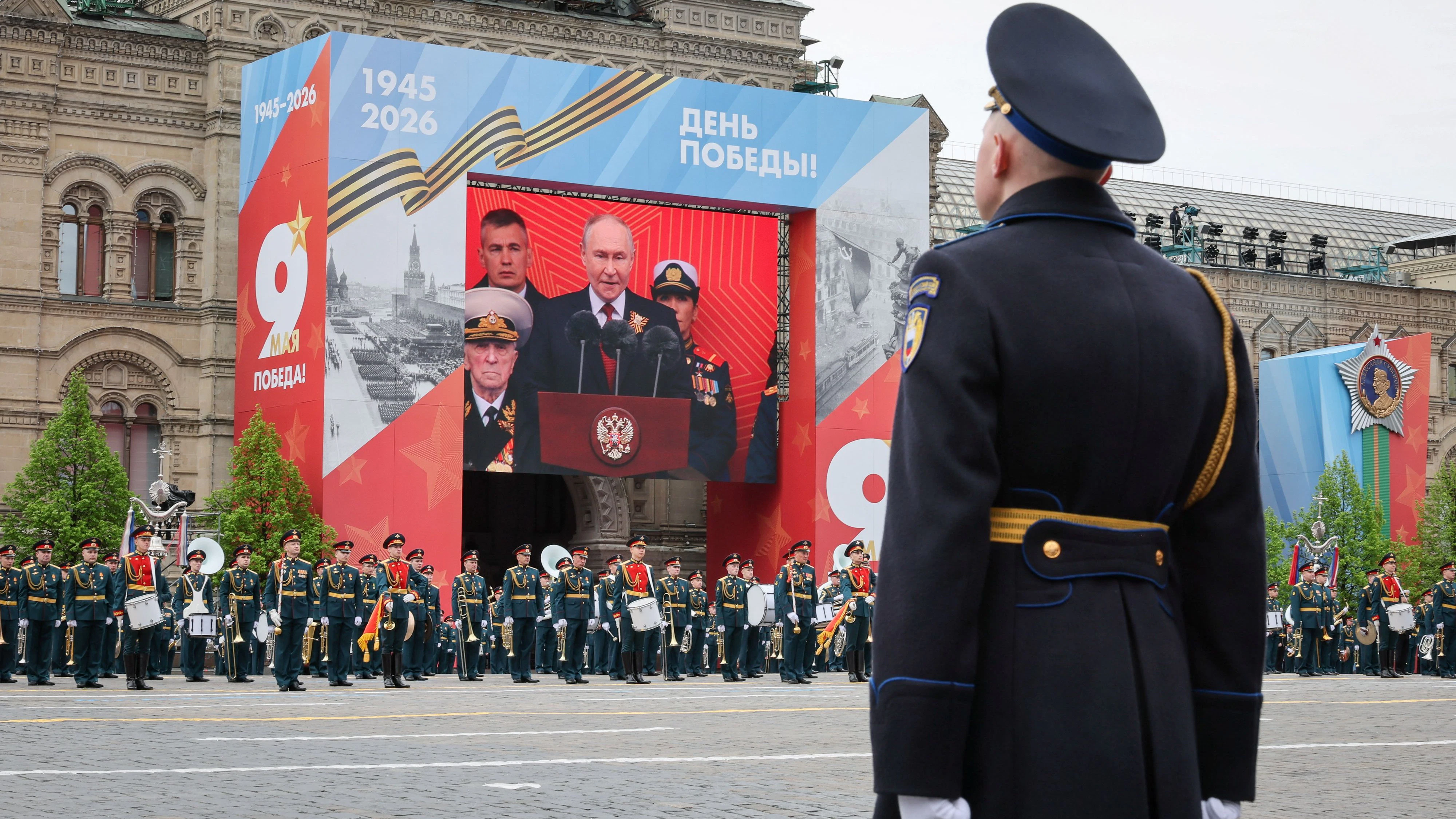 In Moskau hat am Samstag die traditionelle Militärparade zum Jahrestag des Endes des Zweiten Weltkriegs begonnen. Wegen der Angst vor möglichen ukrainischen Angriffen verzichtete Russland diesmal auf Panzer und anderes schweres Militärgerät auf dem Roten Platz.
