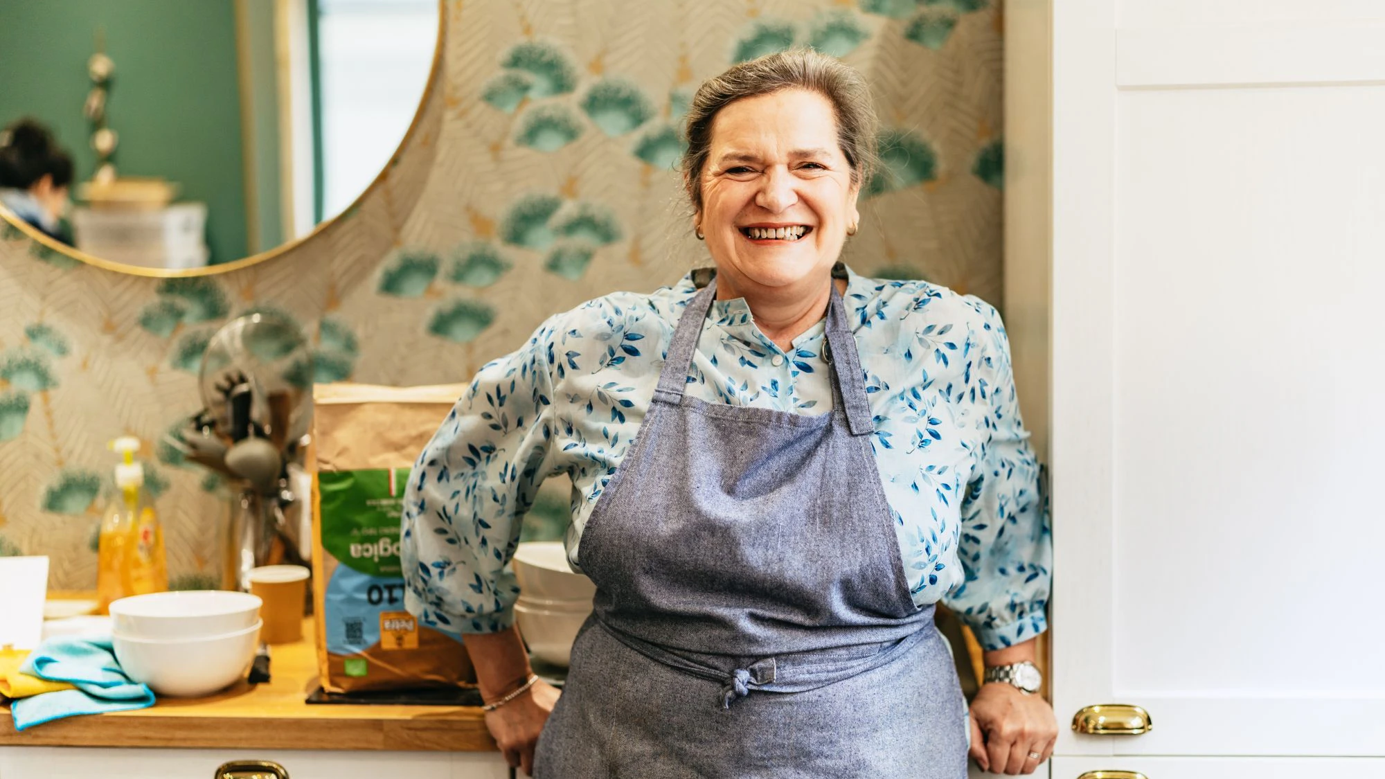 In Paris bringt Catherine (63) Urlaubern die Kunst französischer Pâtisserie näher.