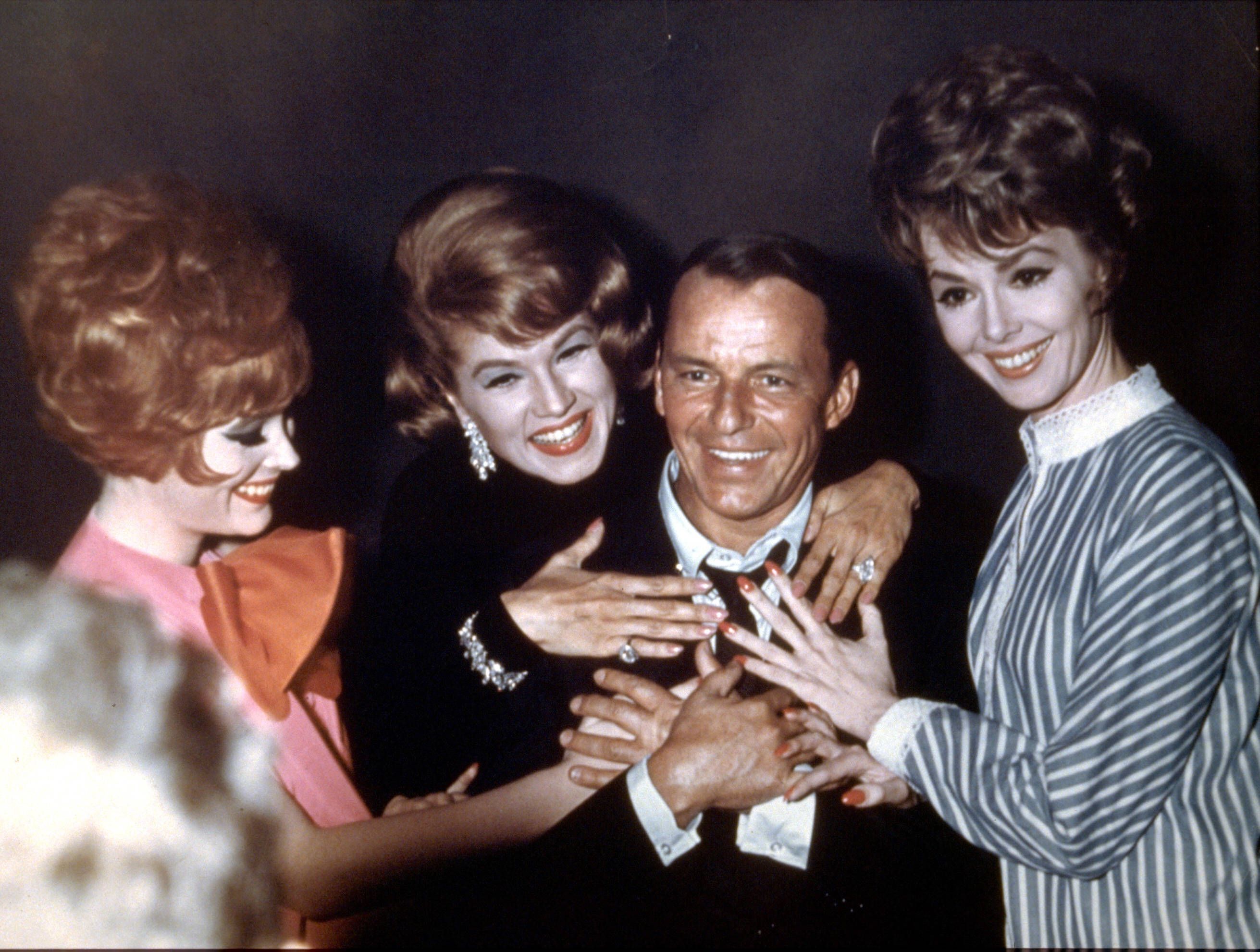 <strong>Frank Sinatra</strong> mit den Co-Stars seines Films 
