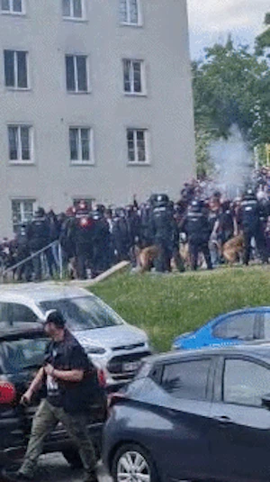 Wiener Derby: Polizei-Großeinsatz und Fan-Eklat vor Bundesliga-Hit in Hütteldorf. Pyrotechnik, Ausschreitungen und Spannung vor Saisonfinale.