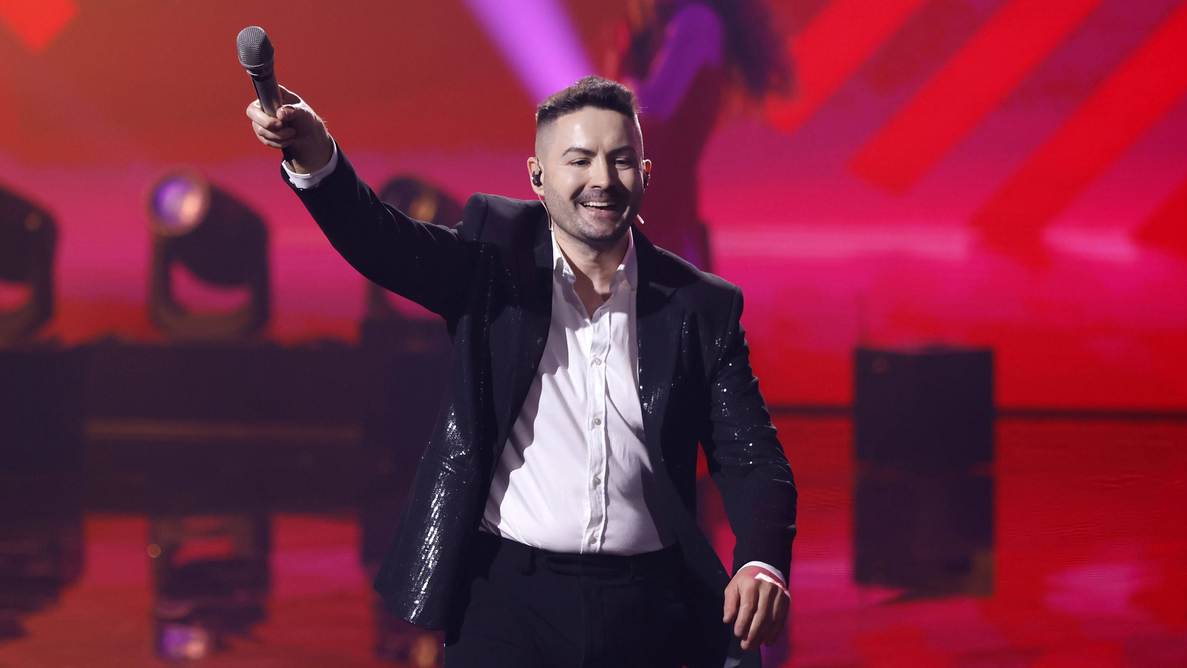Sänger Menderes Bagci im Finale der 22. Staffel der deutschen Gesangs-Castingshow "Deutschland sucht den Superstar".