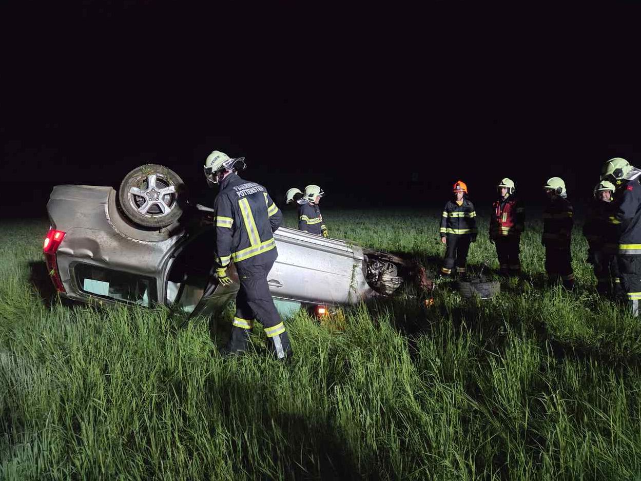 Wildwechsel: Fahrzeug mit vier Jugendlichen überschlug sich – die Feuerwehr war rasch vor Ort