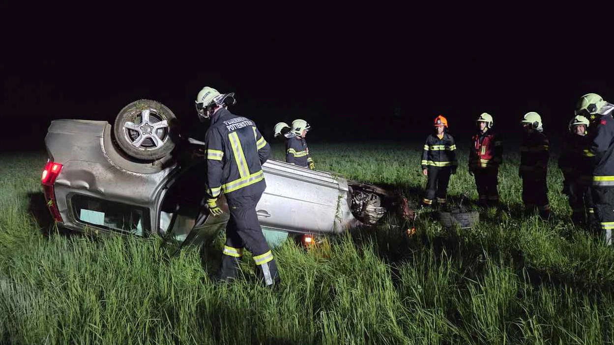 Wildwechsel: Fahrzeug mit vier Jugendlichen überschlug sich