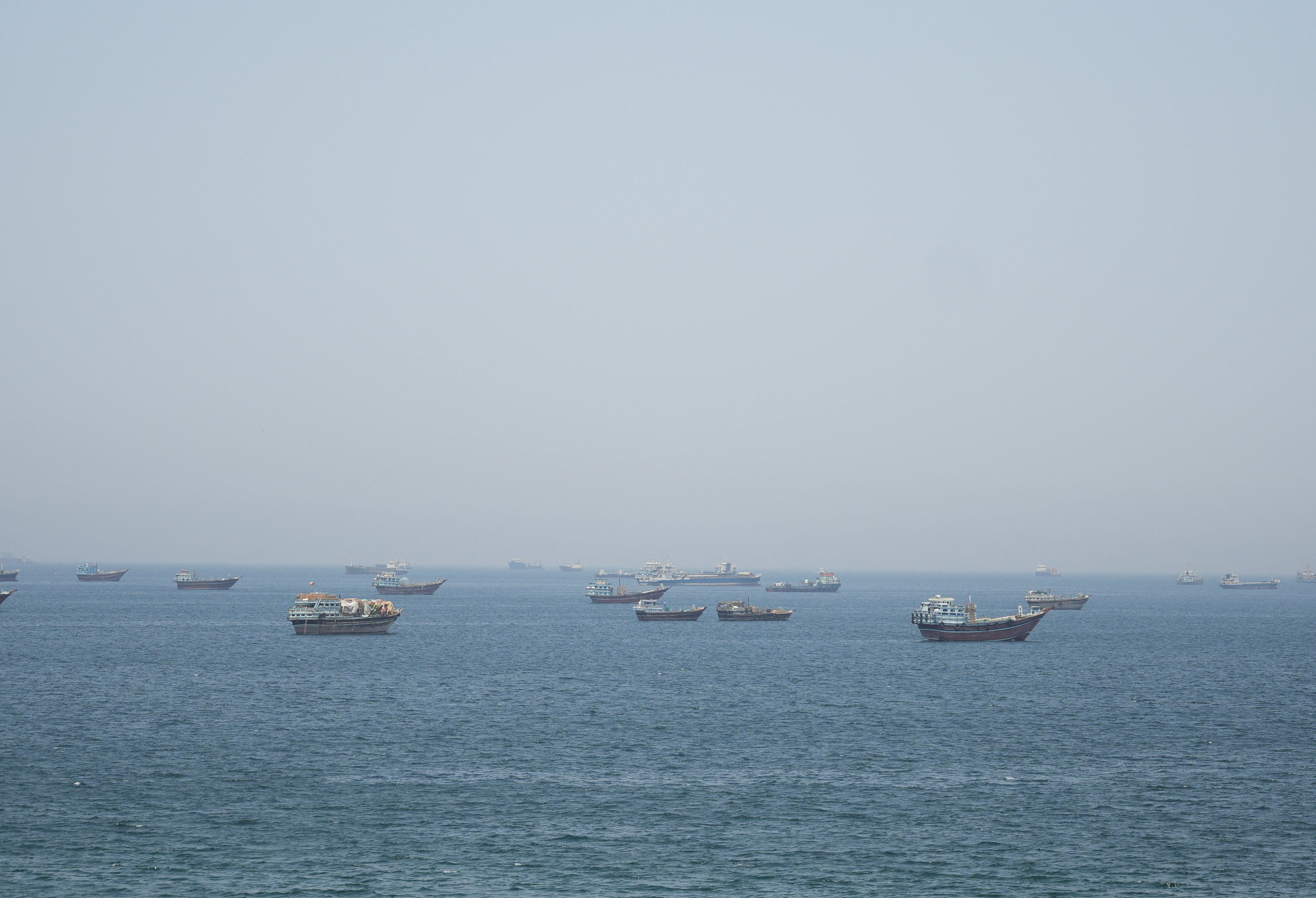 Vor der Küste Katars wurde laut Behörden ein Frachtschiff von einem Geschoss getroffen.