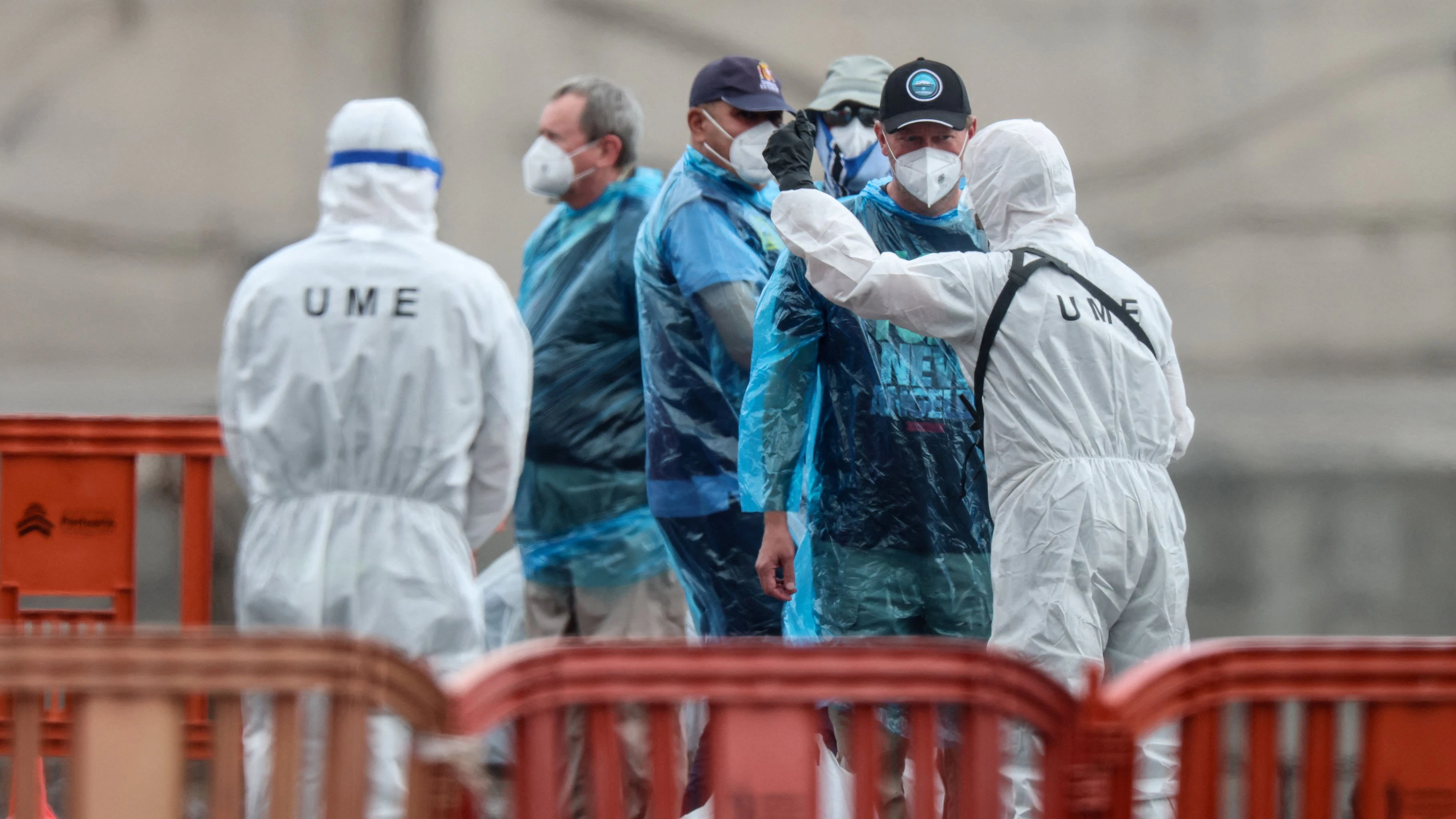 Medizinisches Fachpersonal beim Empfang der Hondius-Pasagiere auf Teneriffa. 